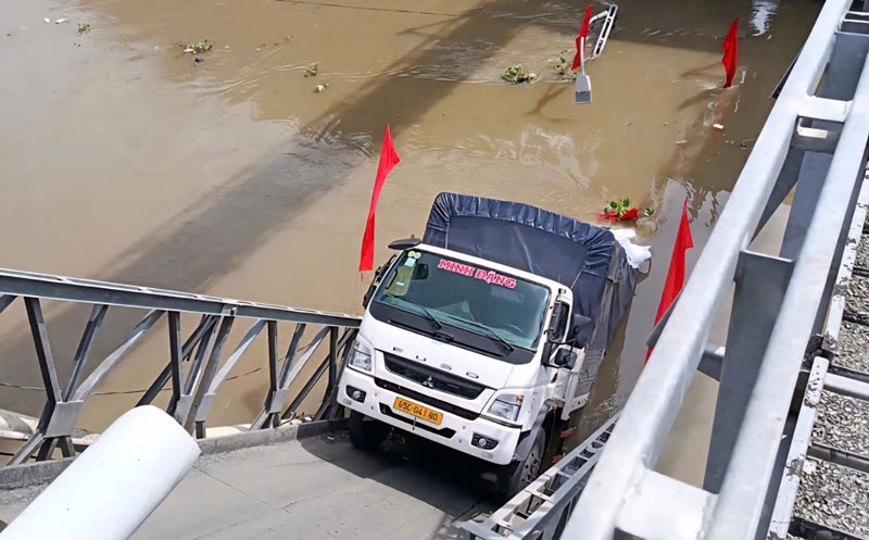 Hiện trường chiếc xe tải chở gạo làm sập cầu 30/4 ở Cần Thơ. Hiện trường chiếc xe tải chở gạo làm sập cầu 30/4 ở Cần Thơ.