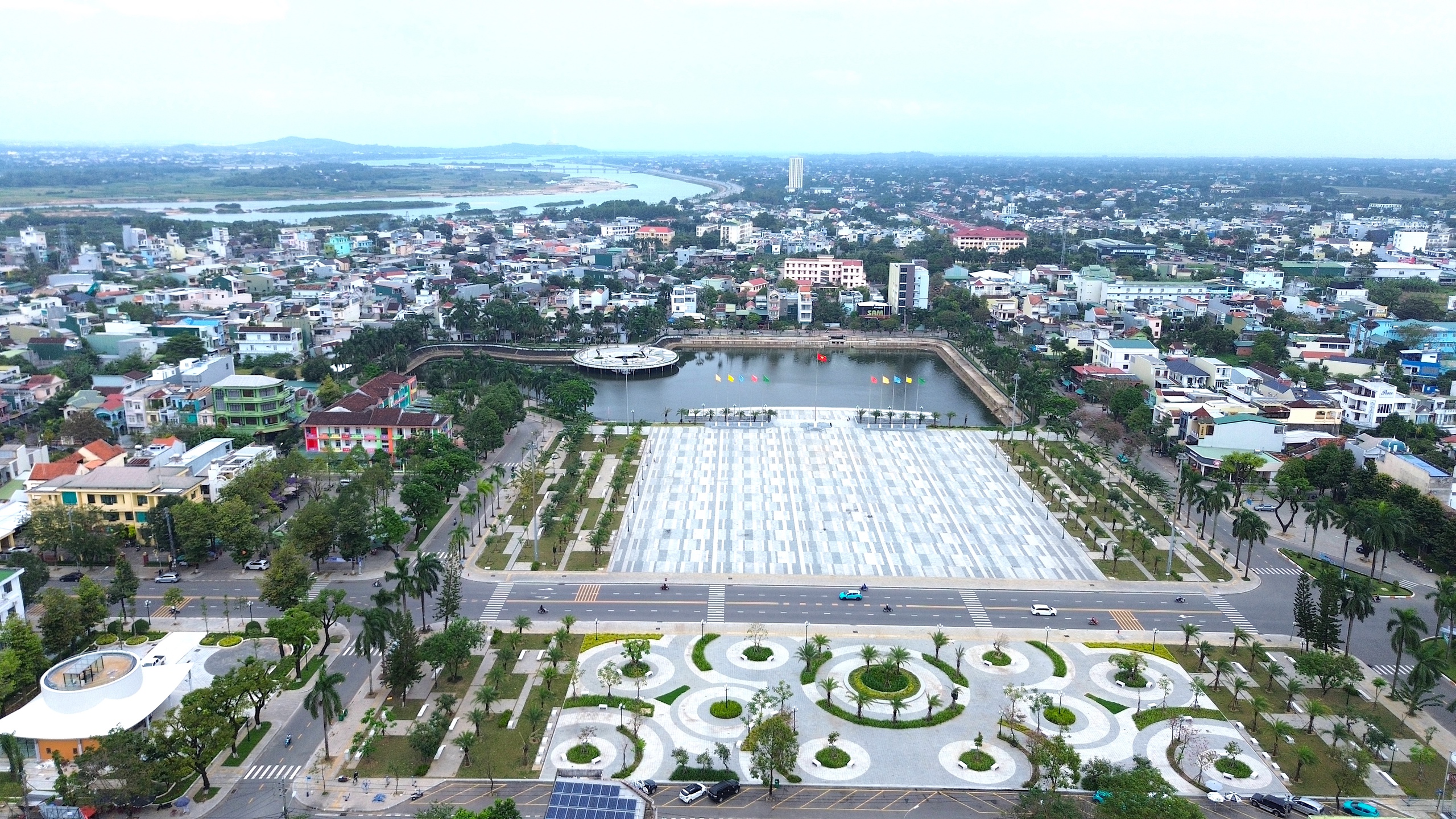 Đường Phạm Văn Đồng ở Quảng Ngãi rộng thênh thang sau nâng cấp- Ảnh 3. Đường Phạm Văn Đồng ở Quảng Ngãi rộng thênh thang sau nâng cấp- Ảnh 3.