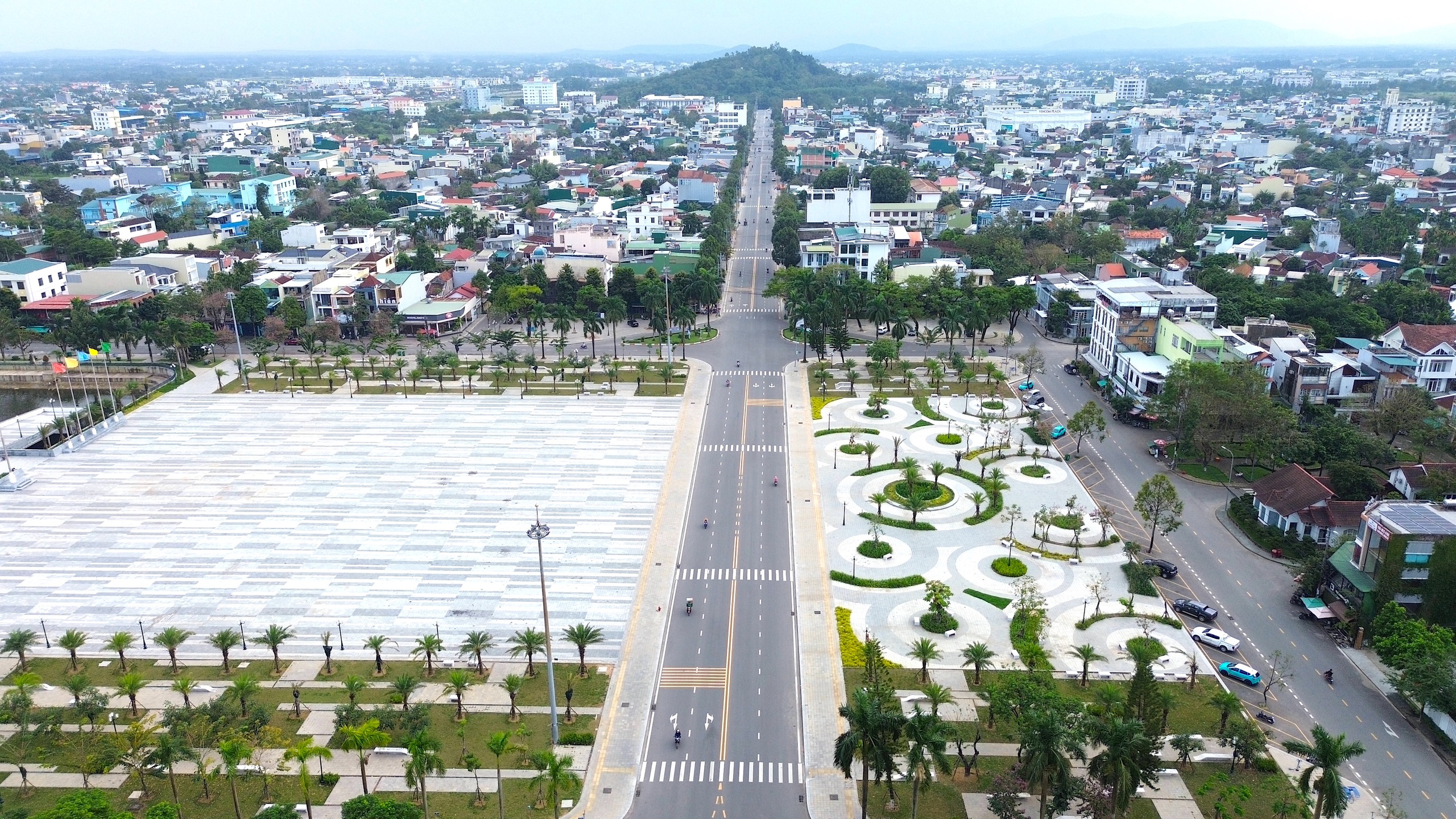 Đường Phạm Văn Đồng ở Quảng Ngãi rộng thênh thang sau nâng cấp- Ảnh 5. Đường Phạm Văn Đồng ở Quảng Ngãi rộng thênh thang sau nâng cấp- Ảnh 5.