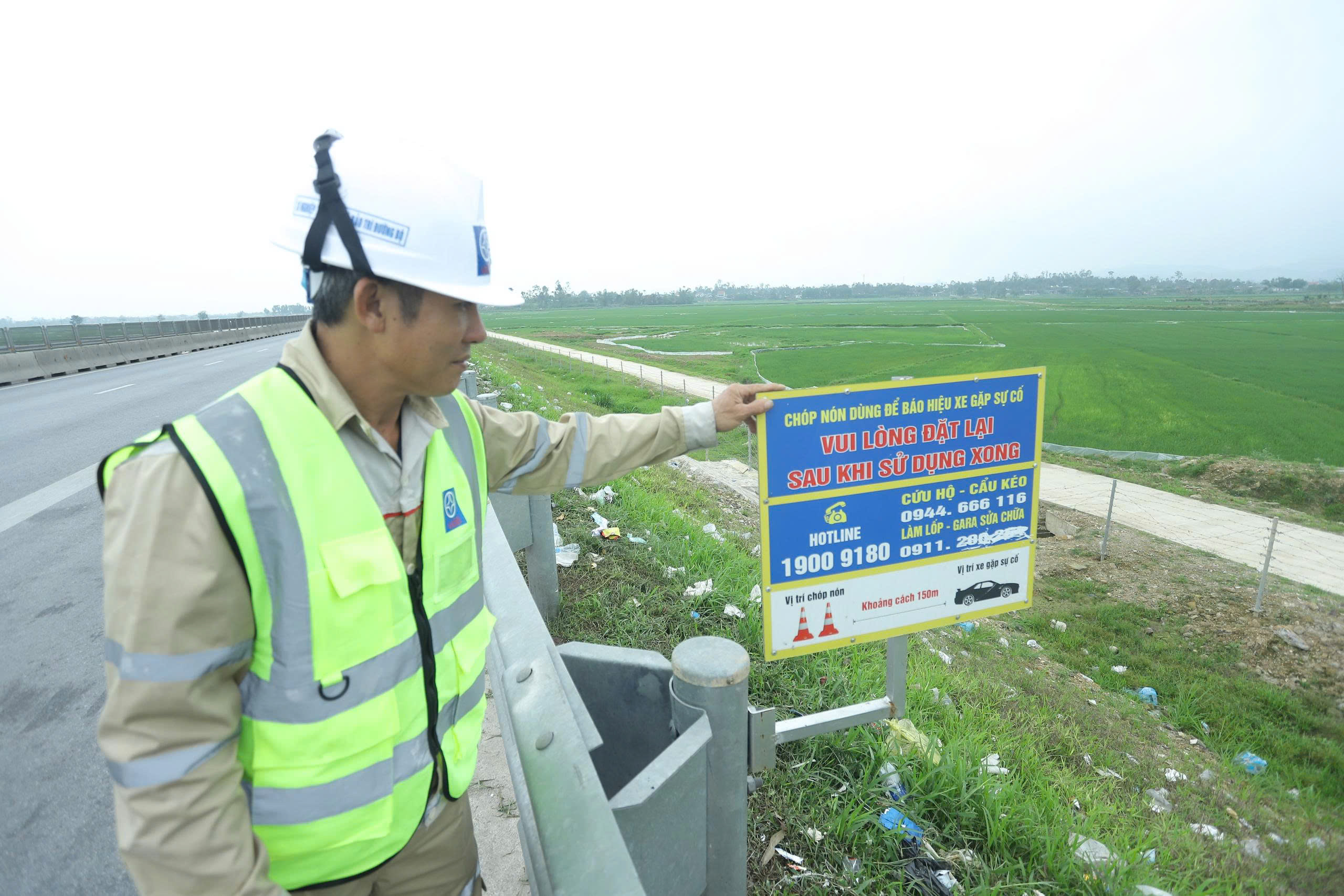 Chóp nón cảnh báo trên cao tốc qua Hà Tĩnh “không cánh mà bay”- Ảnh 3. Chóp nón cảnh báo trên cao tốc qua Hà Tĩnh “không cánh mà bay”- Ảnh 3.