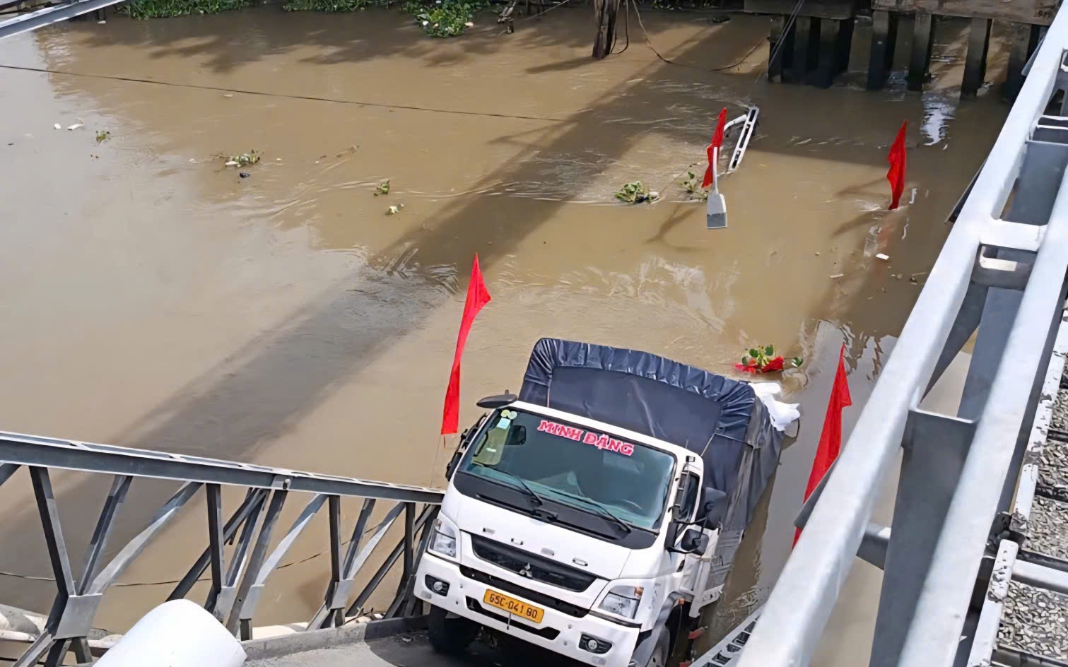 Xe tải chở gạo l&agrave;m sập cầu 30 Th&aacute;ng 4 ở Cần Thơ, t&agrave;i xế mở cửa tho&aacute;t th&acirc;n