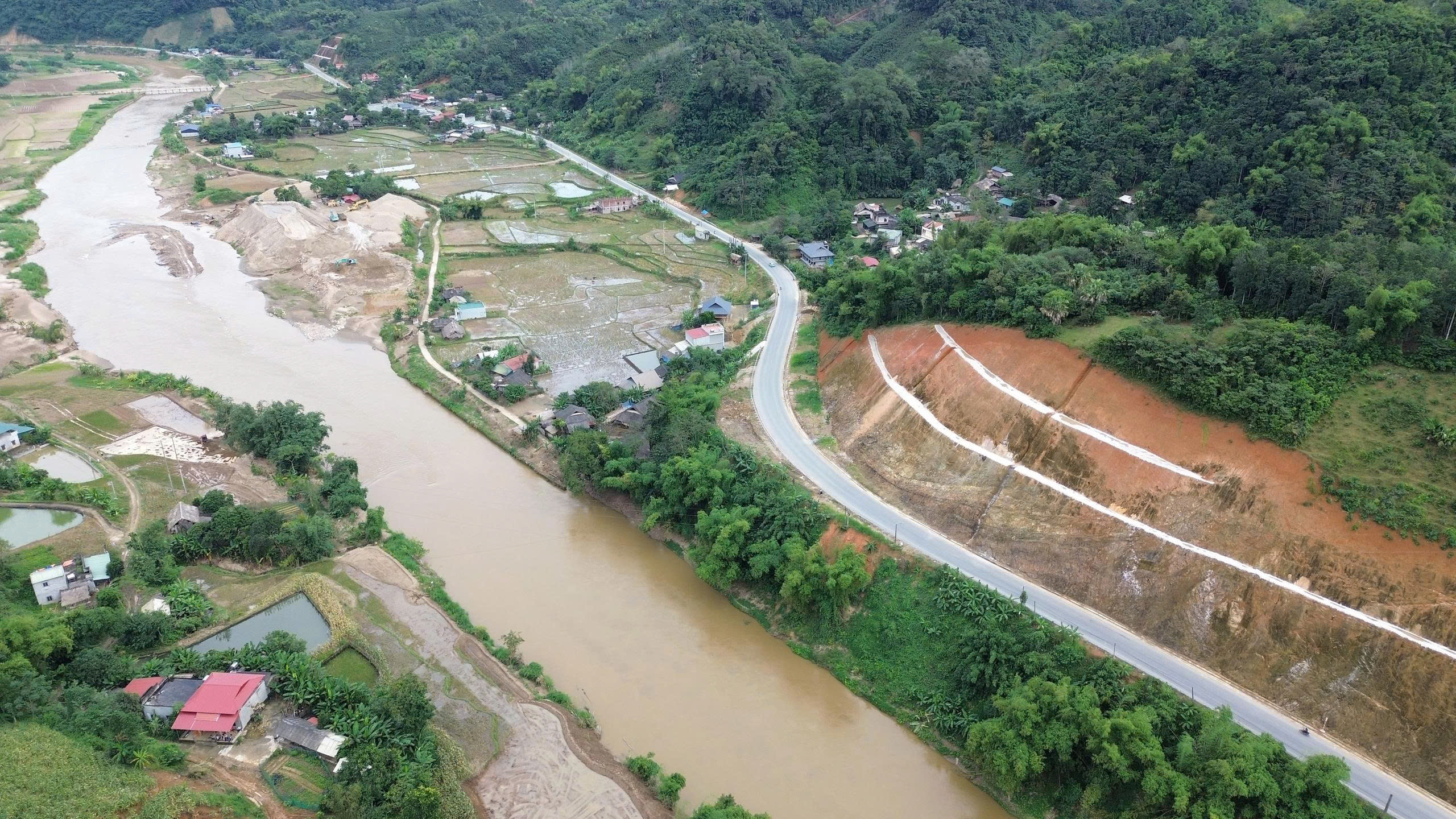 Siết tiến độ các gói thầu chậm tại dự án giao thông miền núi phía Bắc- Ảnh 2. Siết tiến độ các gói thầu chậm tại dự án giao thông miền núi phía Bắc- Ảnh 2.