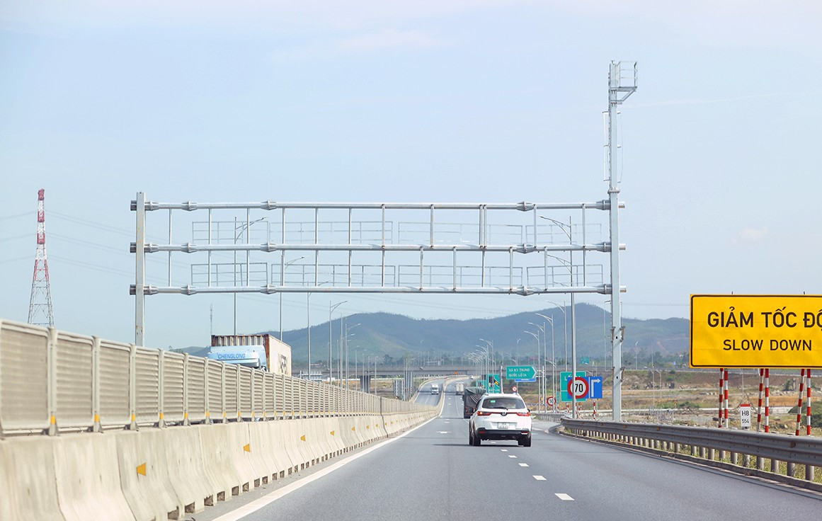 Cao tốc Bắc - Nam qua Hà Tĩnh gấp rút hoàn thiện hạ tầng, sẵn sàng vận hành thu phí- Ảnh 3. Cao tốc Bắc - Nam qua Hà Tĩnh gấp rút hoàn thiện hạ tầng, sẵn sàng vận hành thu phí- Ảnh 3.
