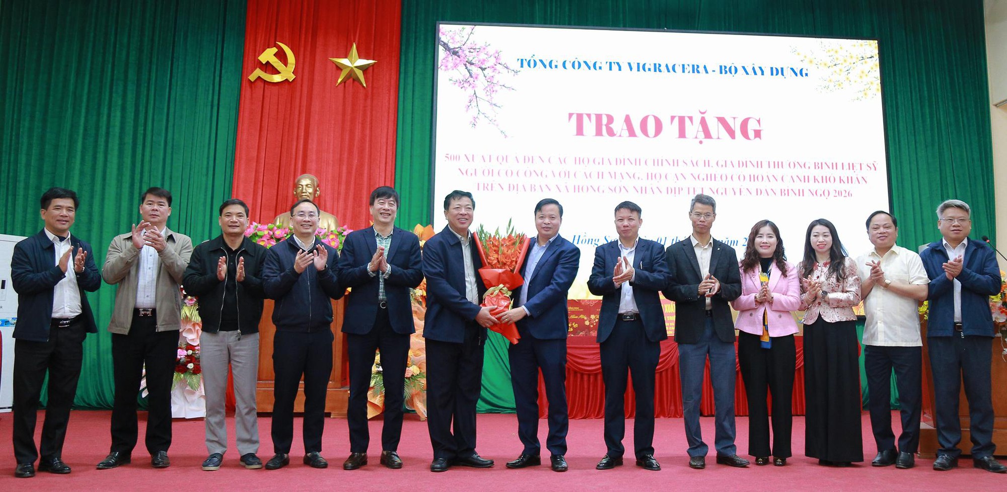 Viglacera trao tặng qu&agrave; hỗ trợ người d&acirc;n x&atilde; Hồng Sơn v&agrave; Ph&uacute;c Sơn (H&agrave; Nội)- Ảnh 1.