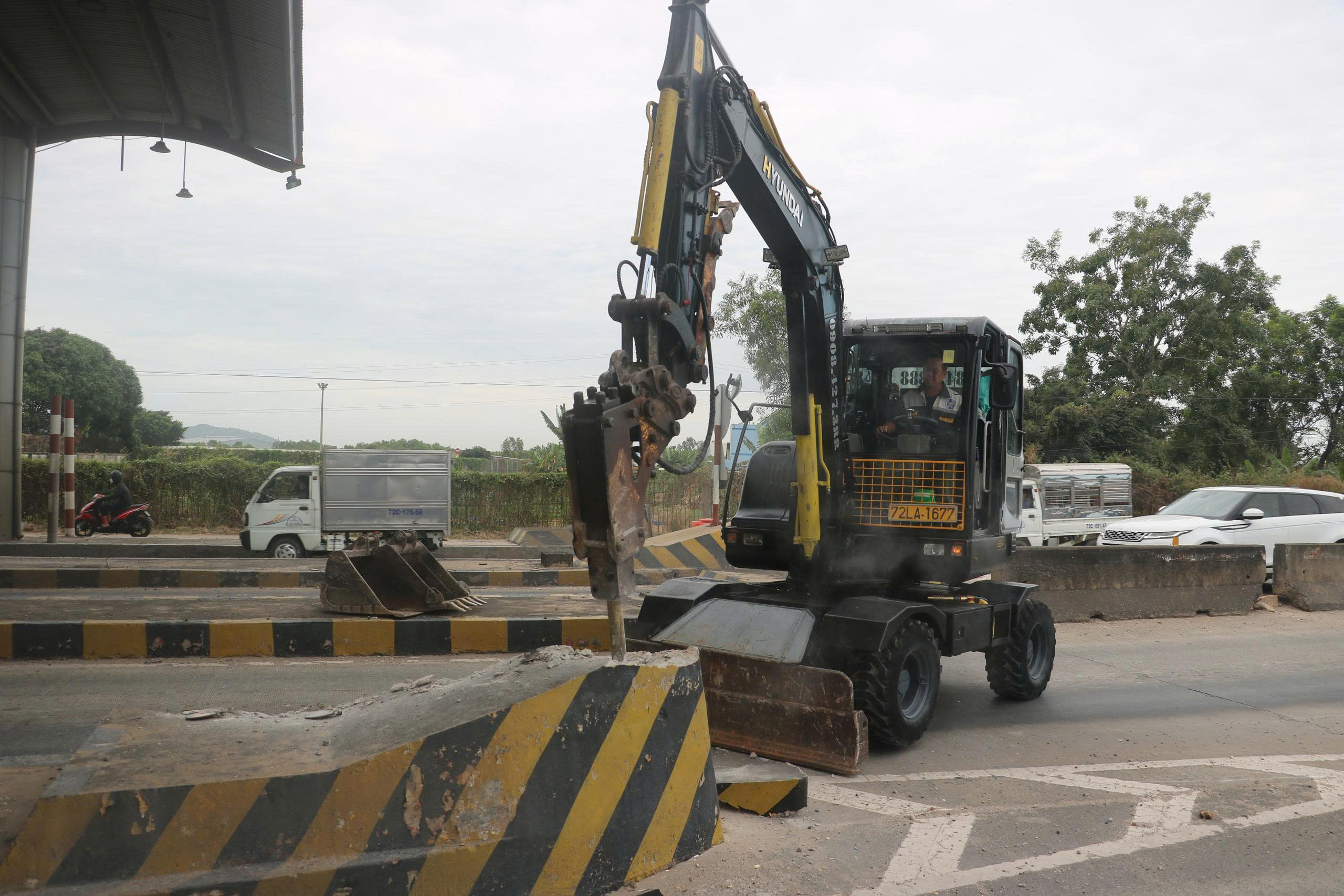 TP.HCM: Th&aacute;o dỡ trạm thu ph&iacute; T3 tr&ecirc;n QL51 sau gần 3 năm bỏ hoang- Ảnh 4.