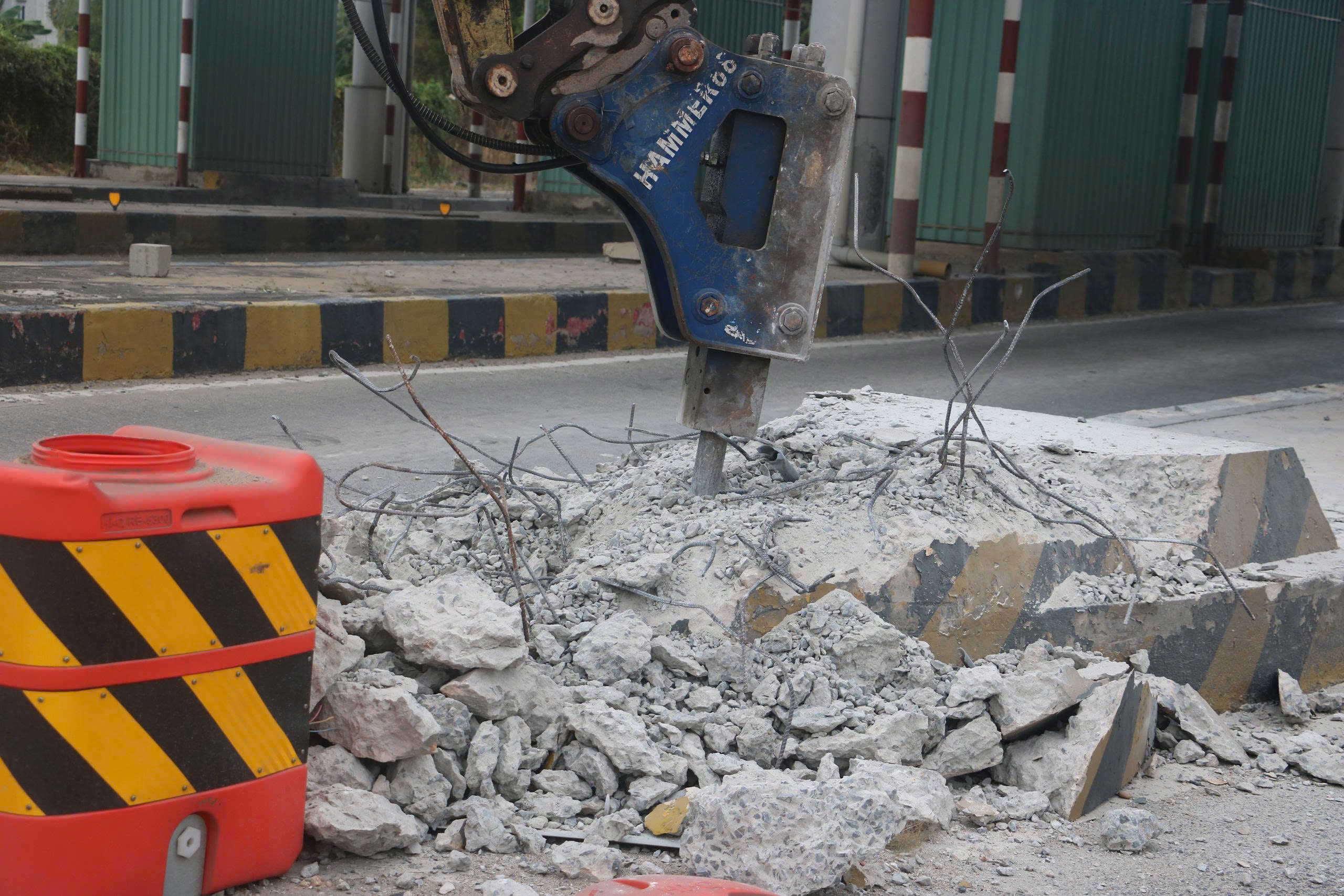 TP.HCM: Th&aacute;o dỡ trạm thu ph&iacute; T3 tr&ecirc;n QL51 sau gần 3 năm bỏ hoang- Ảnh 1.