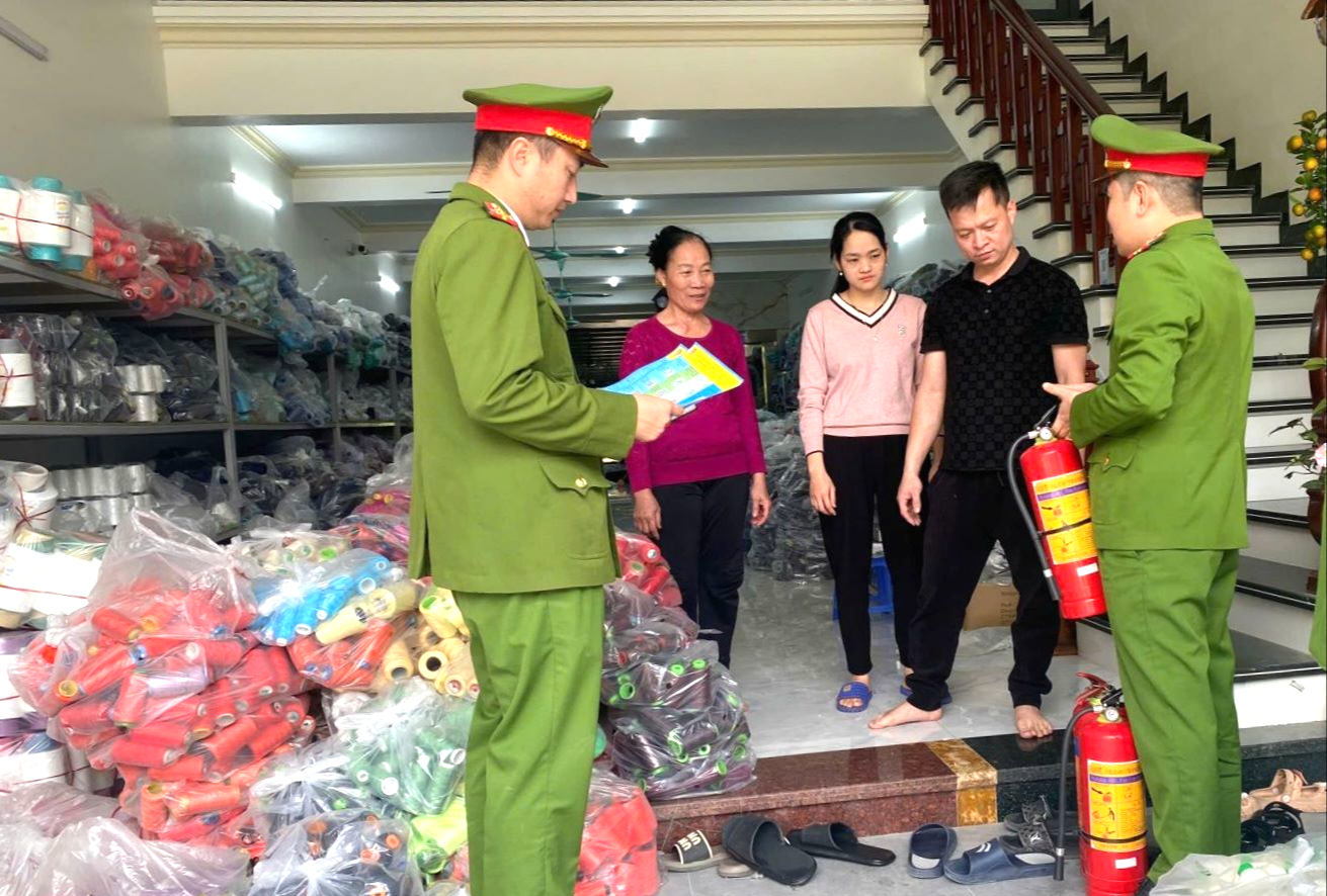 Ninh B&igrave;nh: Kiểm tra, hướng dẫn bảo đảm an to&agrave;n PCCC tại l&agrave;ng nghề may mặc- Ảnh 1.