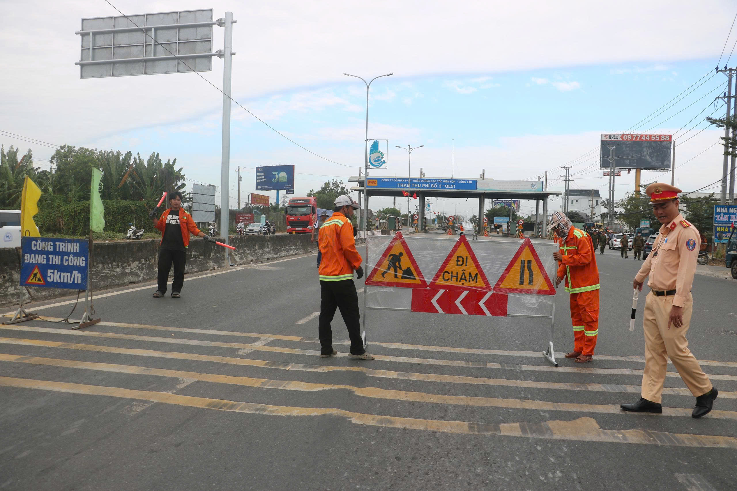 TP.HCM: Th&aacute;o dỡ trạm thu ph&iacute; T3 tr&ecirc;n QL51 sau gần 3 năm bỏ hoang- Ảnh 5.