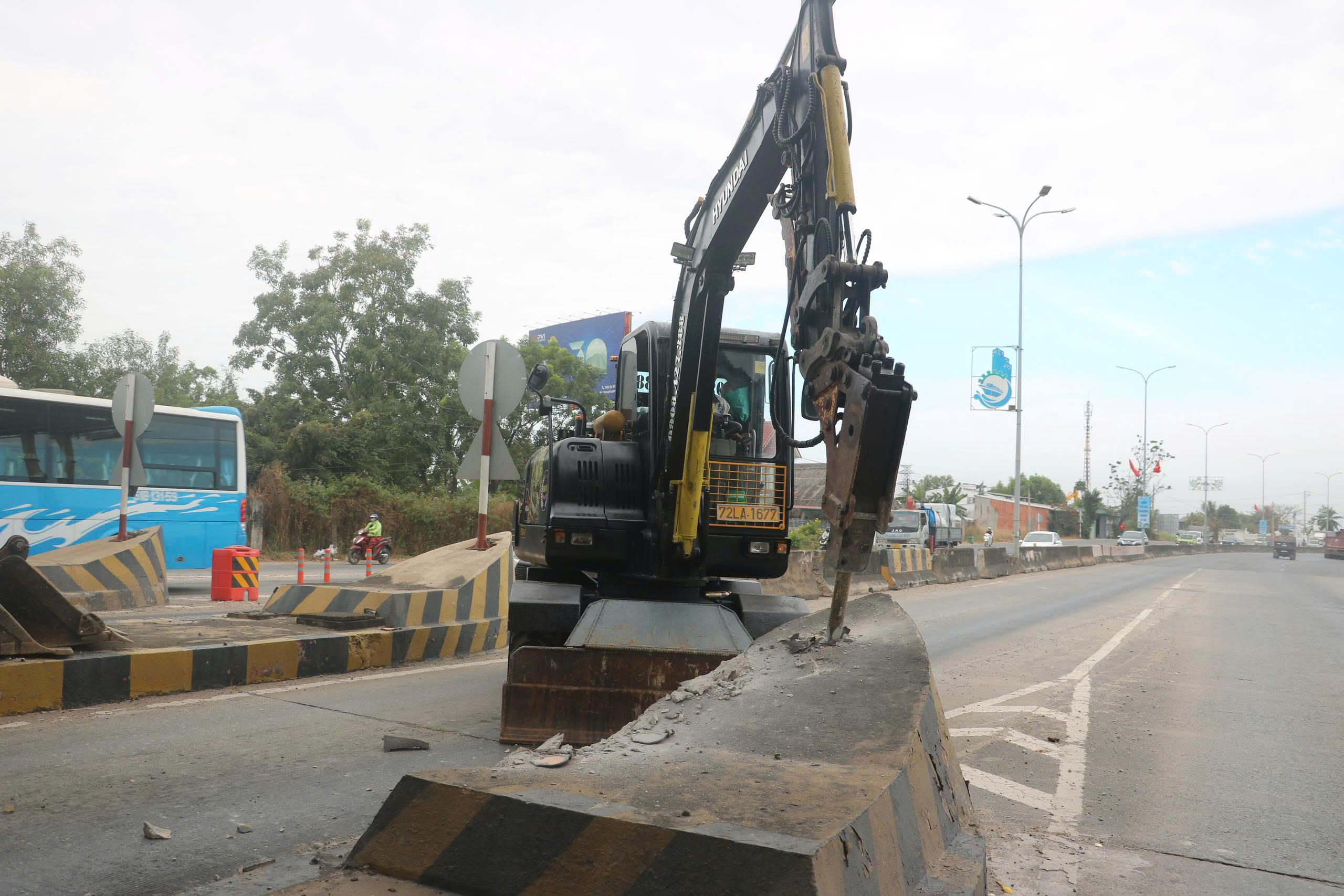 TP.HCM: Th&aacute;o dỡ trạm thu ph&iacute; T3 tr&ecirc;n QL51 sau gần 3 năm bỏ hoang- Ảnh 10.