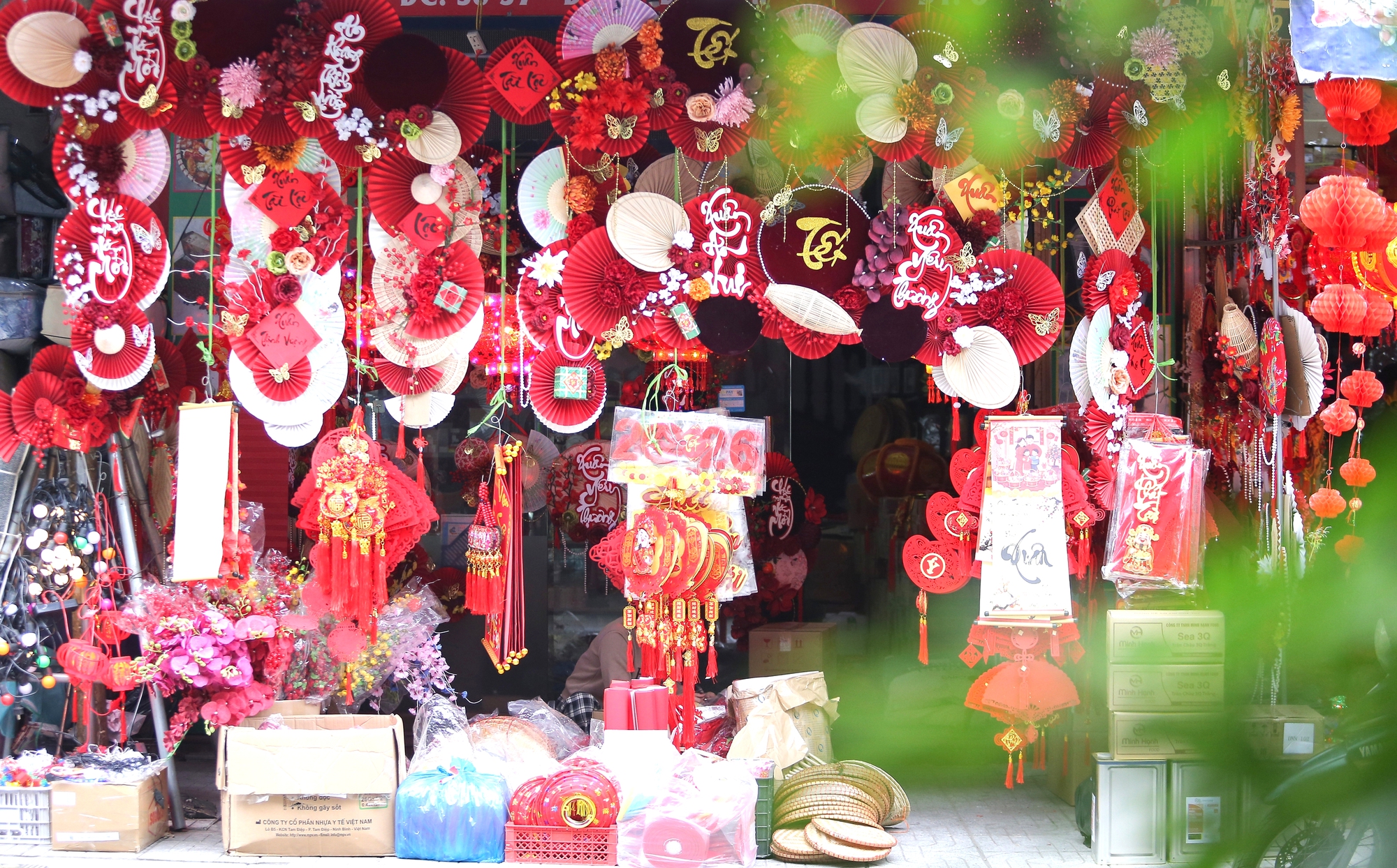 Nhộn nhịp chợ đồ trang tr&iacute; Tết lớn nhất xứ Nghệ- Ảnh 3.