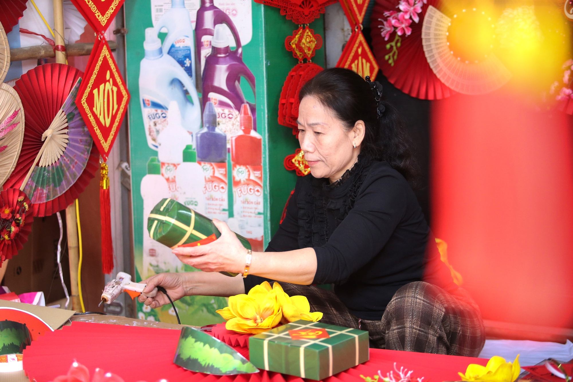 Nhộn nhịp chợ đồ trang tr&iacute; Tết lớn nhất xứ Nghệ- Ảnh 6.