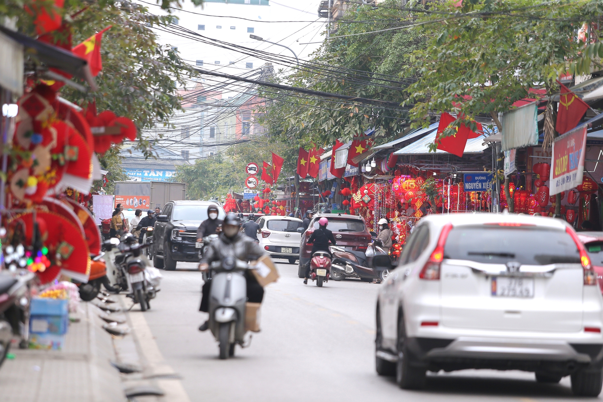 Nhộn nhịp chợ đồ trang tr&iacute; Tết lớn nhất xứ Nghệ- Ảnh 1.