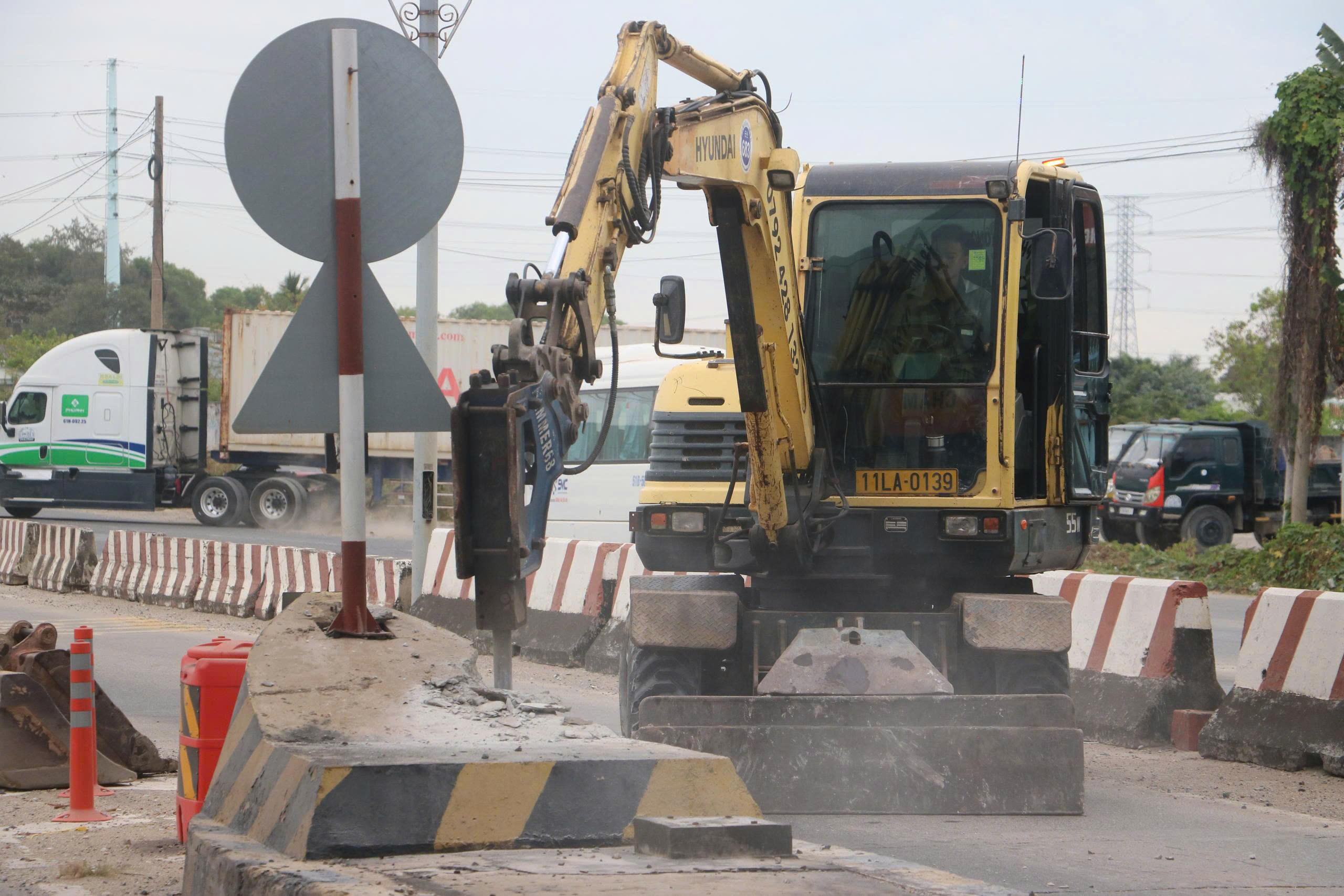 TP.HCM: Th&aacute;o dỡ trạm thu ph&iacute; T3 tr&ecirc;n QL51 sau gần 3 năm bỏ hoang- Ảnh 9.