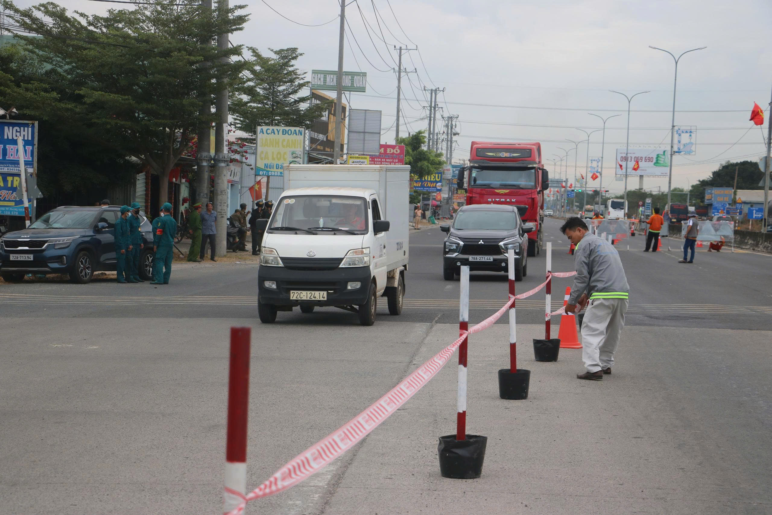 TP.HCM: Th&aacute;o dỡ trạm thu ph&iacute; T3 tr&ecirc;n QL51 sau gần 3 năm bỏ hoang- Ảnh 3.
