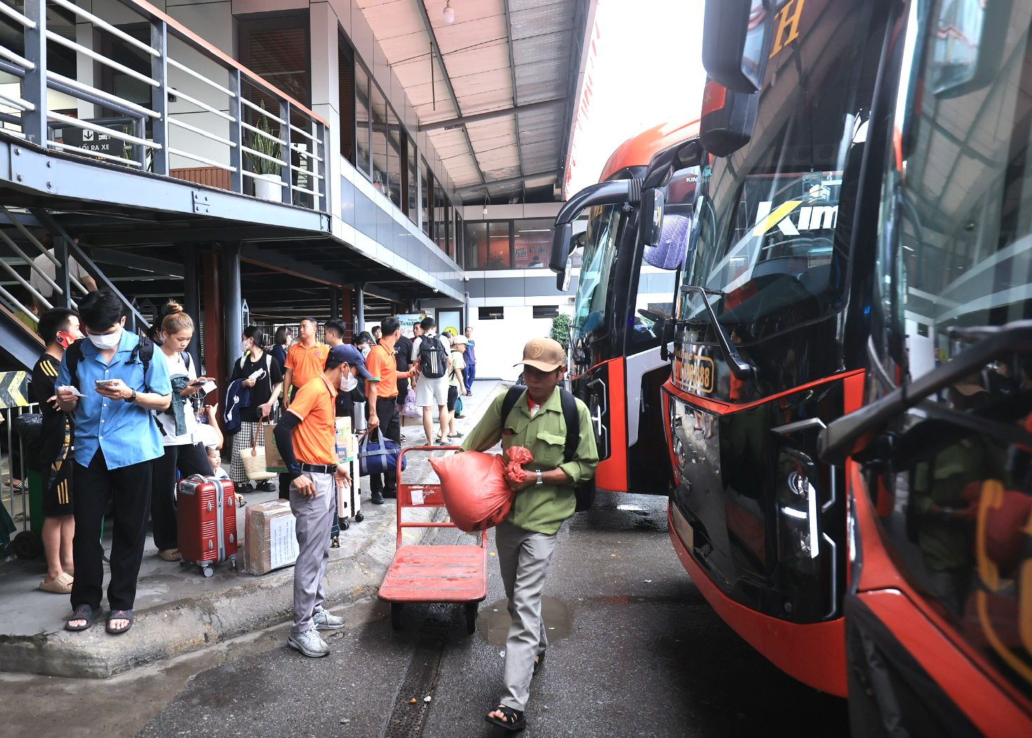 V&eacute; xe kh&aacute;ch Tết tăng nhiệt, nhiều chuyến chỉ c&ograve;n l&aacute;c đ&aacute;c v&agrave;i chỗ trống- Ảnh 1.