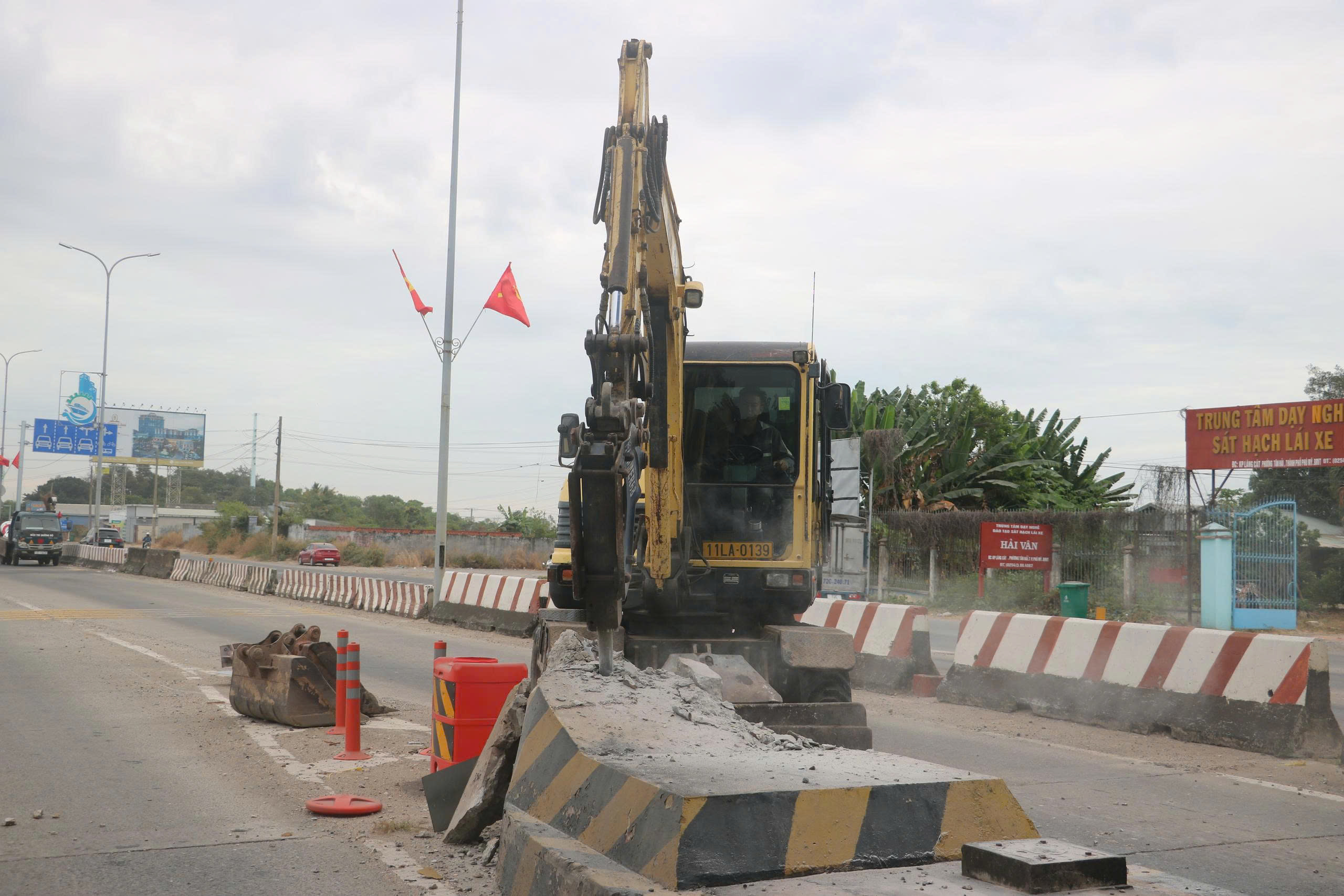 TP.HCM: Th&aacute;o dỡ trạm thu ph&iacute; T3 tr&ecirc;n QL51 sau gần 3 năm bỏ hoang- Ảnh 6.