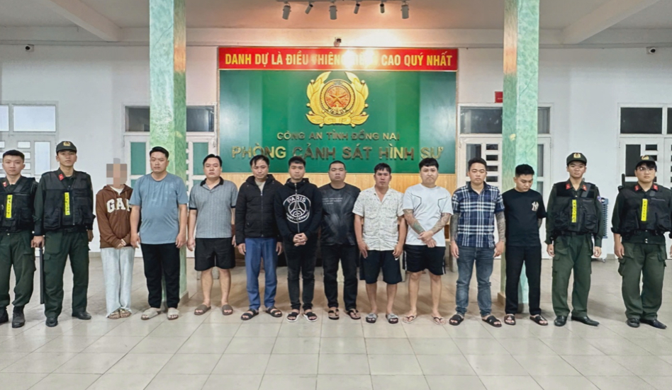 Ph&aacute; đường d&acirc;y cho vay l&atilde;i "cắt cổ" hơn 1.000%/năm, tạm giữ 11 đối tượng- Ảnh 1.