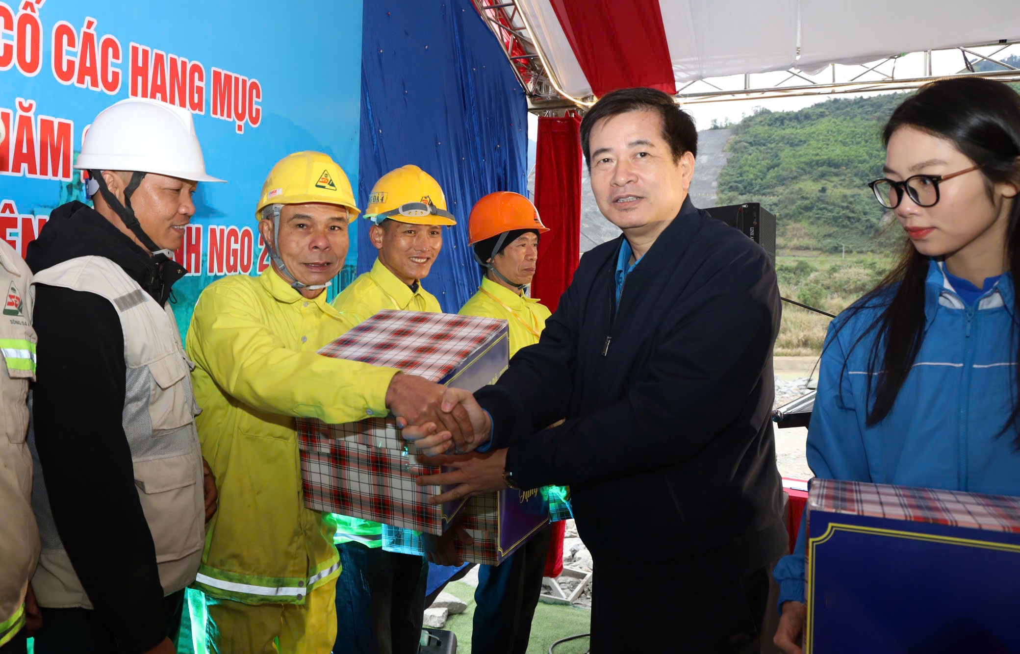 Tết ấm tr&ecirc;n c&ocirc;ng trường: C&ocirc;ng đo&agrave;n X&acirc;y dựng Việt Nam mang Xu&acirc;n đến với người lao động- Ảnh 1.