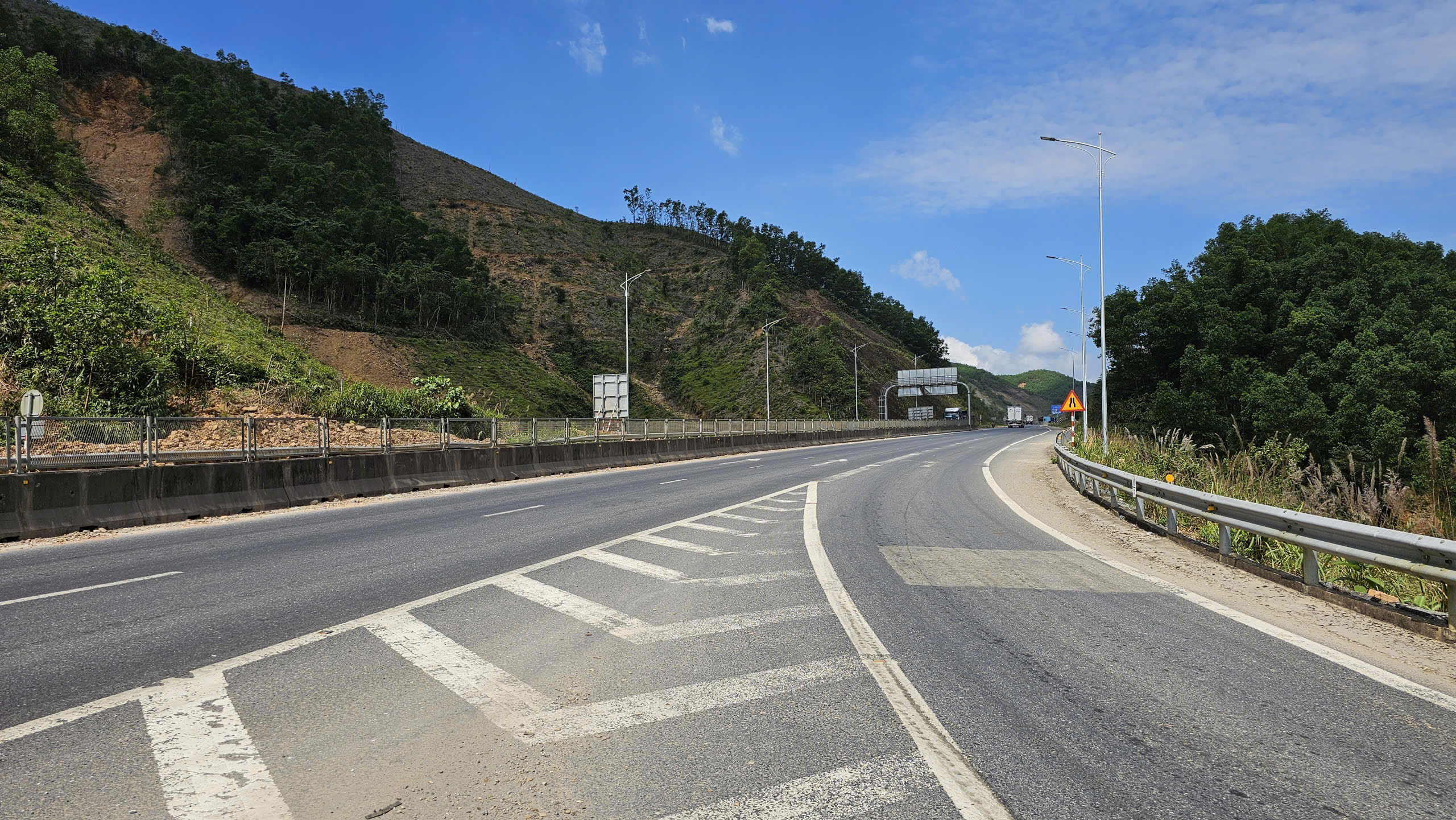 Dự &aacute;n mở rộng cao tốc đoạn La Sơn - H&ograve;a Li&ecirc;n được gia hạn đến th&aacute;ng 3/2026- Ảnh 8.