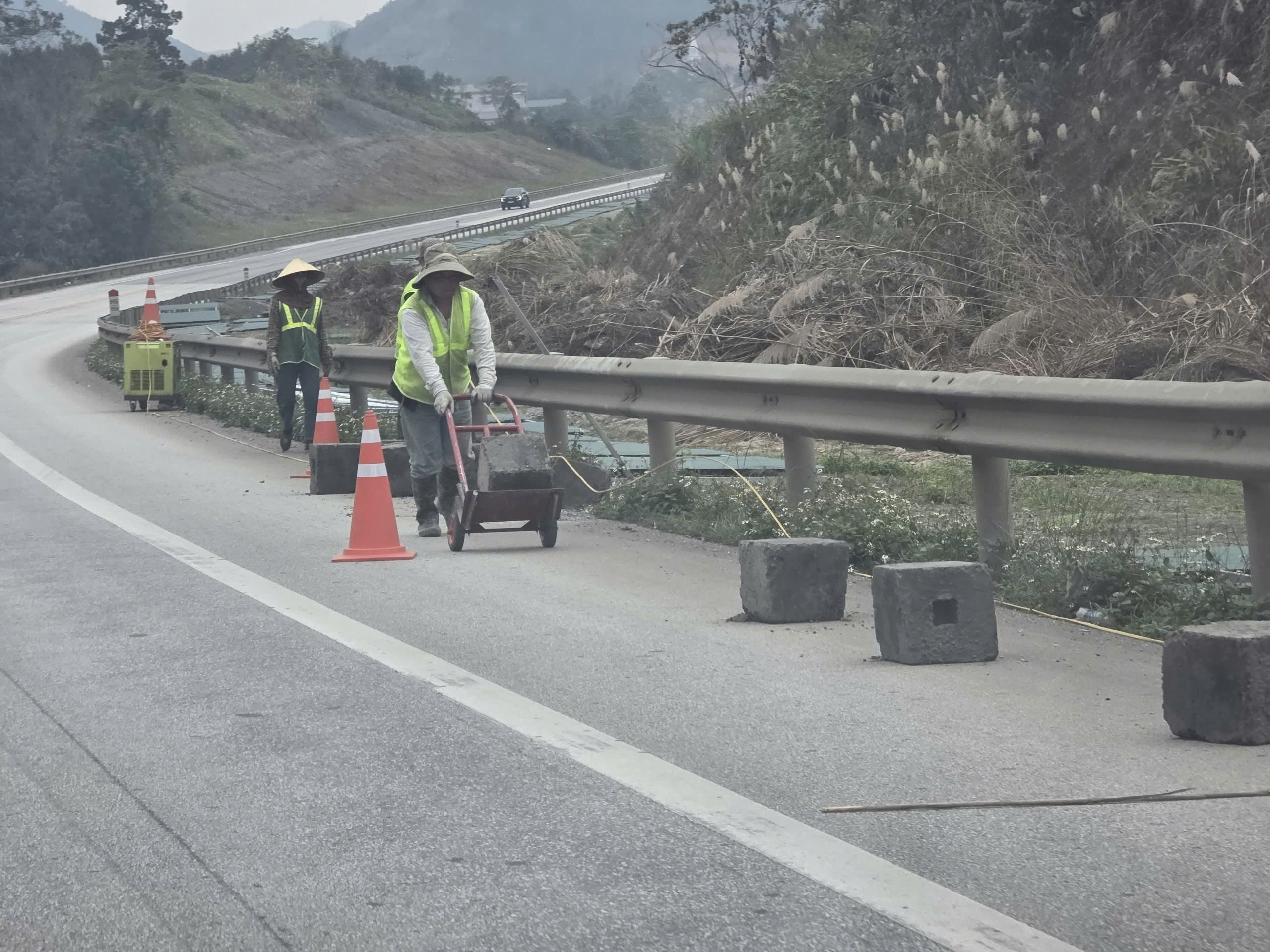 Cao tốc Nội B&agrave;i - L&agrave;o Cai được bảo đảm an to&agrave;n ra sao khi thi c&ocirc;ng mở rộng?- Ảnh 1.