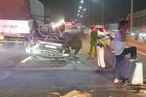 &Ocirc; t&ocirc; 4 chỗ va v&agrave;o dải ph&acirc;n c&aacute;ch rồi lật ngửa, 3 người may mắn tho&aacute;t chết- Ảnh 1.