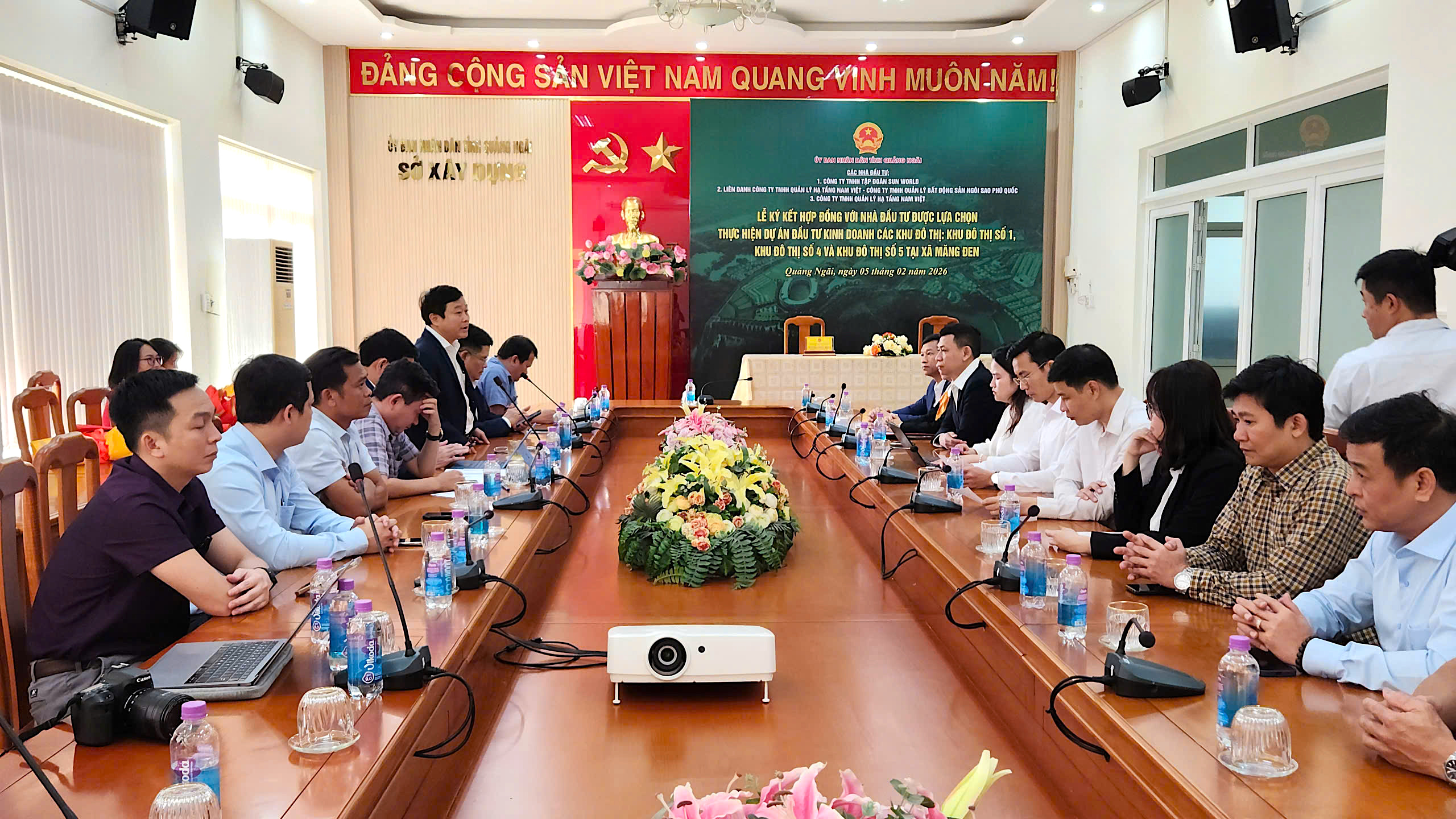 Quảng Ngãi ký hợp đồng với các nhà đầu tư thực hiện 3 khu đô thị gần 27.000 tỷ đồng- Ảnh 1.