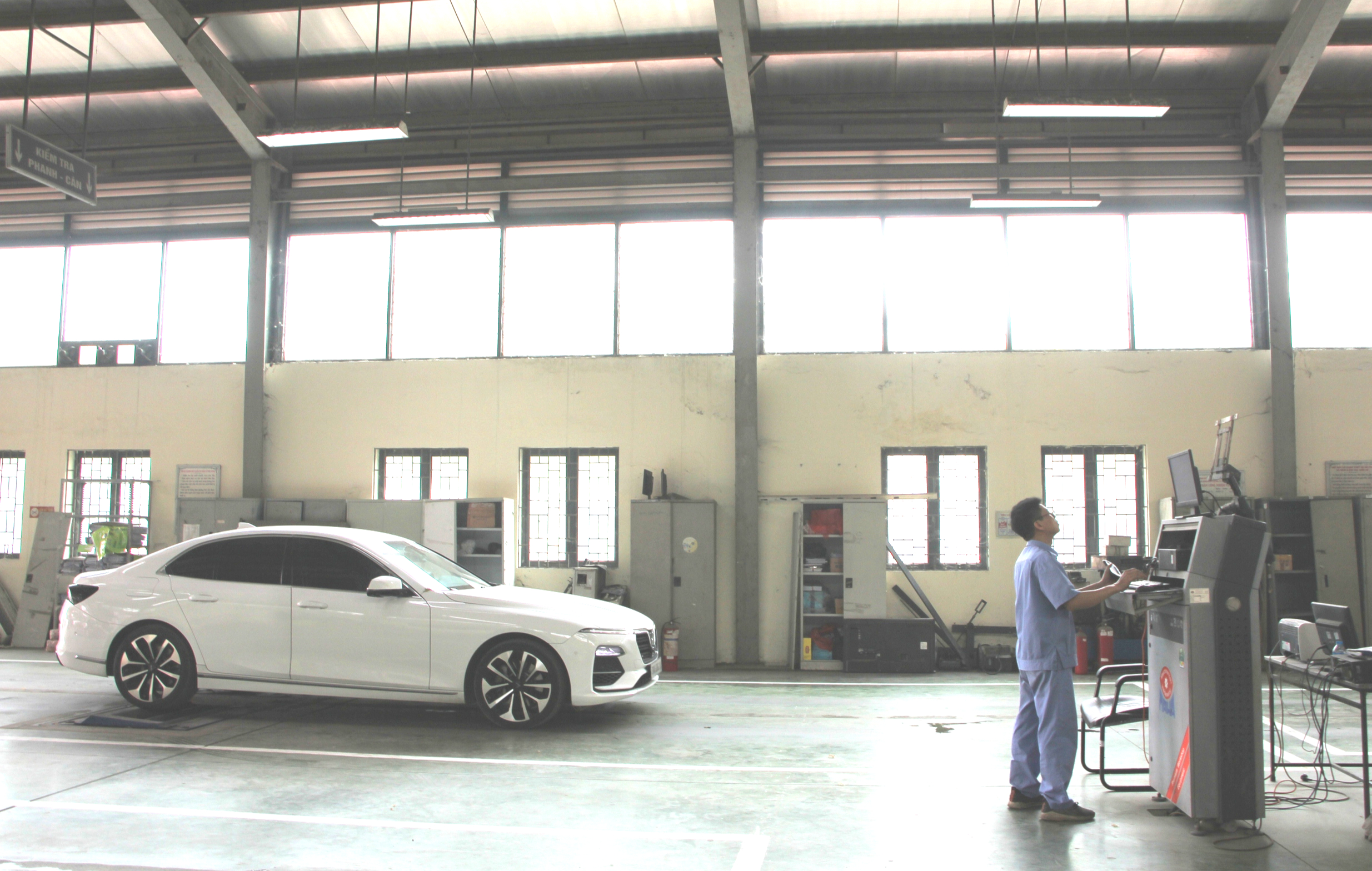 Người d&acirc;n bất ngờ v&igrave; đăng kiểm &ocirc; t&ocirc; s&aacute;t Tết&hellip; qu&aacute; nhanh- Ảnh 1.