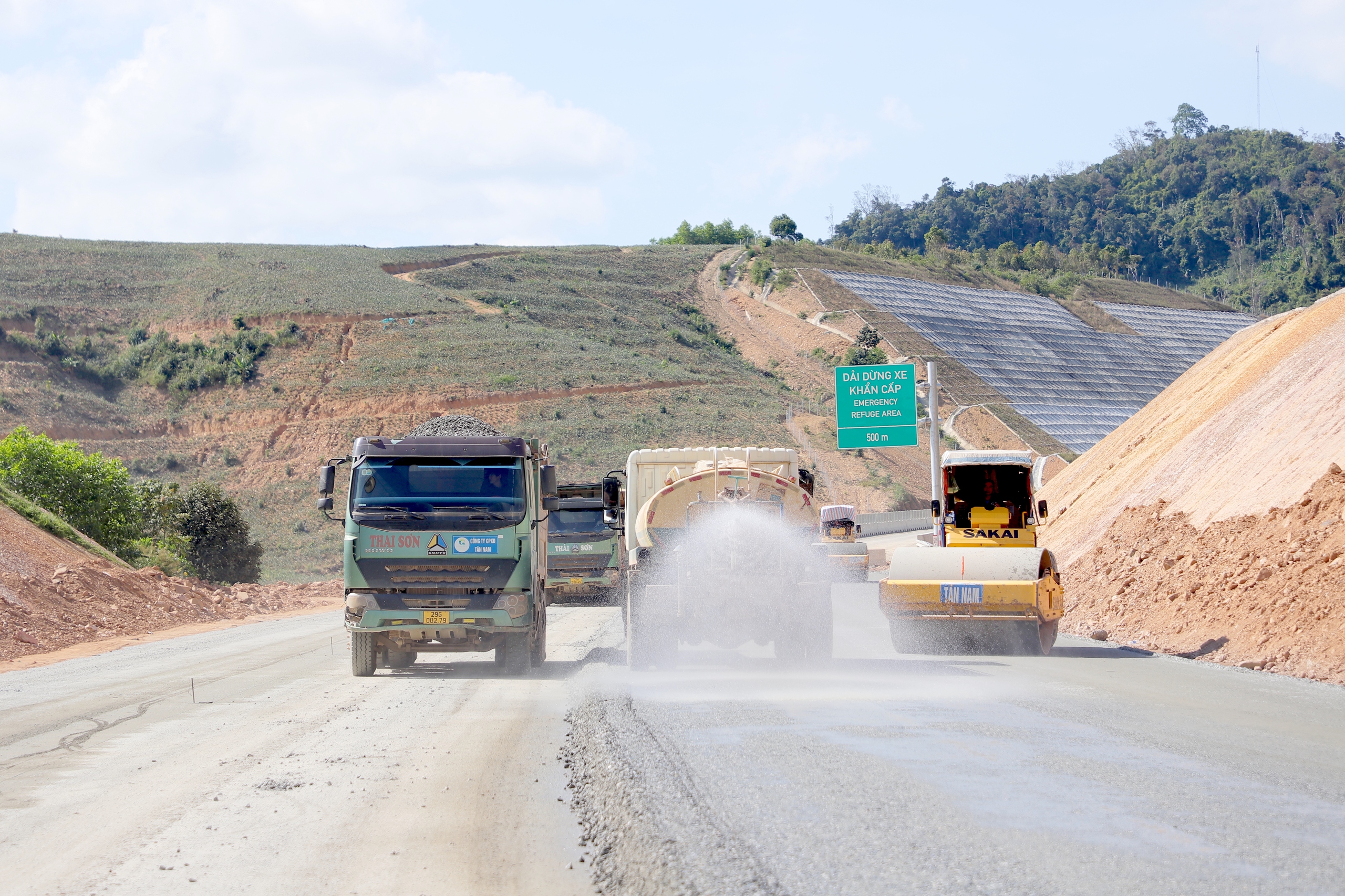 Thứ trưởng L&ecirc; Anh Tuấn kiểm tra, đ&ocirc;n đốc tiến độ dự &aacute;n cao tốc Kh&aacute;nh H&ograve;a - Bu&ocirc;n Ma Thuột- Ảnh 3.