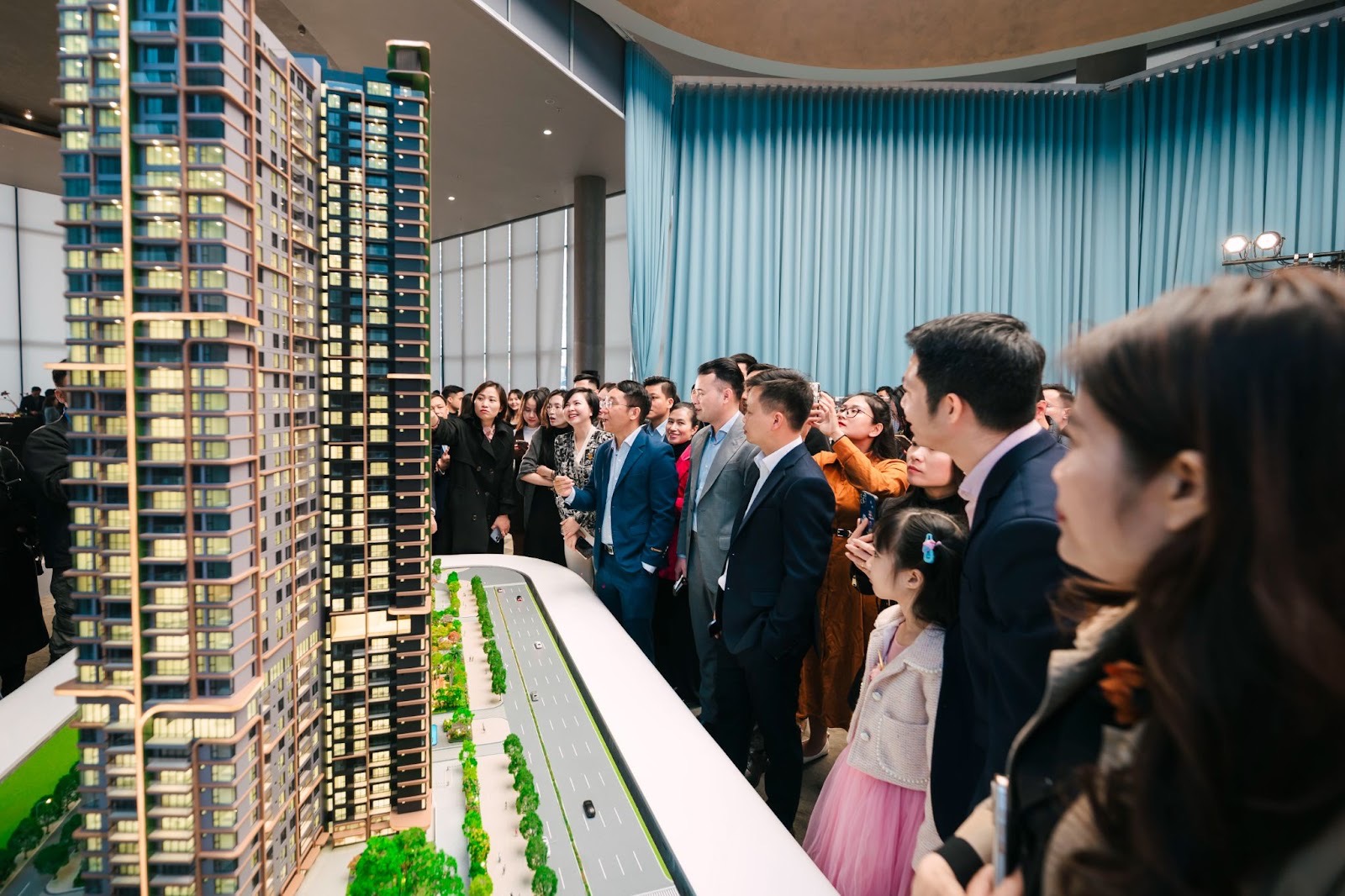 LUMIÈRE Essence Peak chính thức ra mắt sa bàn dự án cùng buổi trò chuyện về thời vận 2026- Ảnh 3. LUMIÈRE Essence Peak chính thức ra mắt sa bàn dự án cùng buổi trò chuyện về thời vận 2026- Ảnh 3.