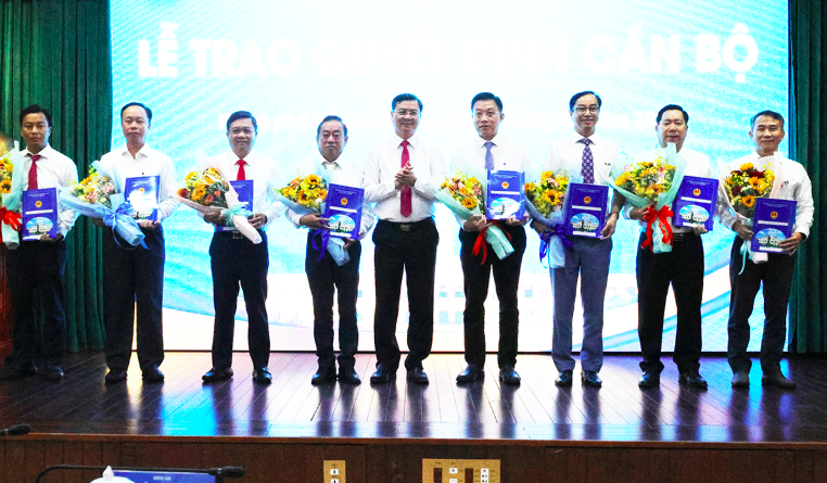 TP.HCM trao quyết định bổ nhiệm nhiều l&atilde;nh đạo Ban quản l&yacute; dự &aacute;n- Ảnh 1.