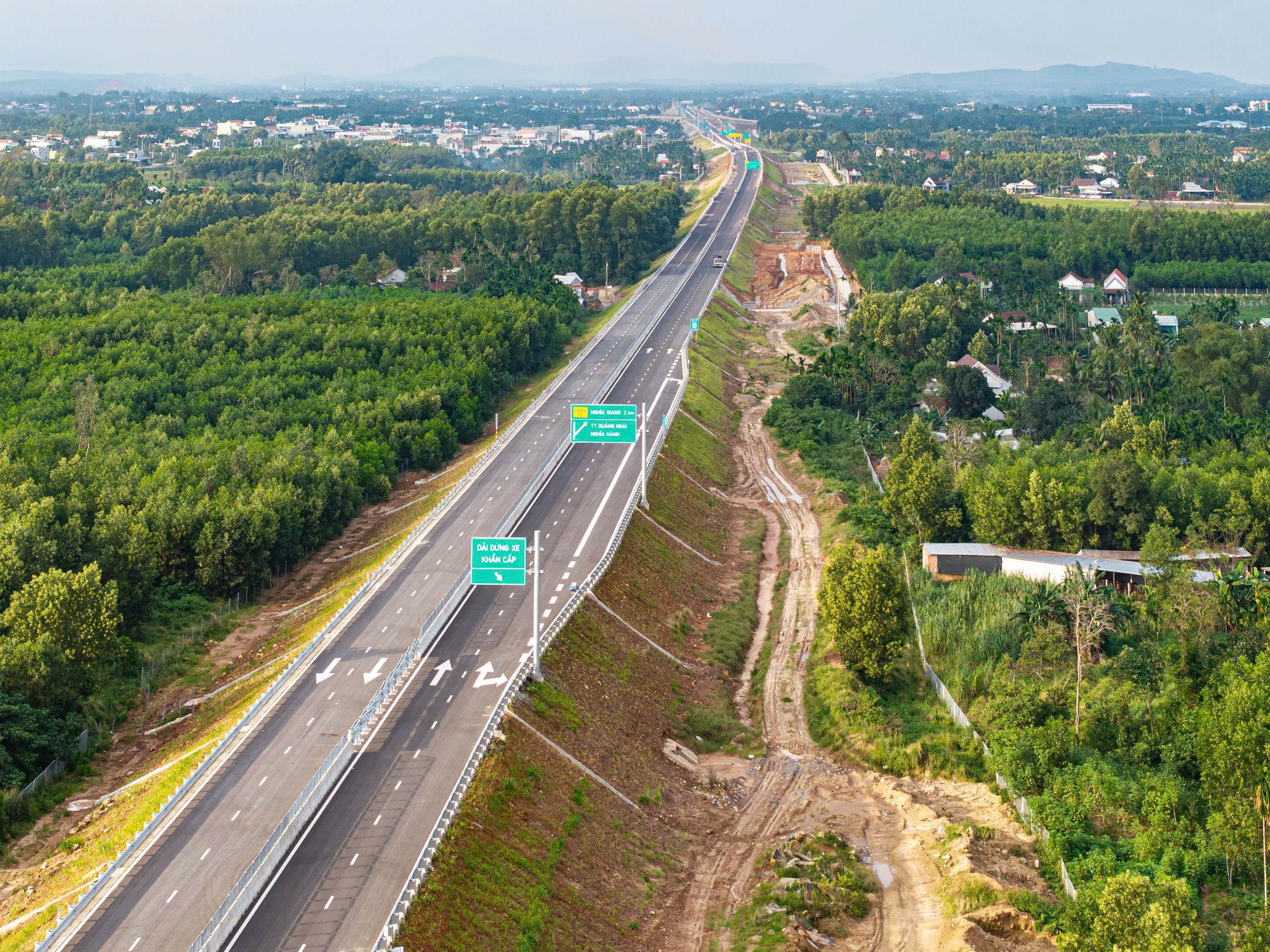 Cận cảnh tuyến cao tốc qua Quảng Ng&atilde;i, Gia Lai đưa v&agrave;o khai th&aacute;c trước tết Nguy&ecirc;n đ&aacute;n- Ảnh 1.