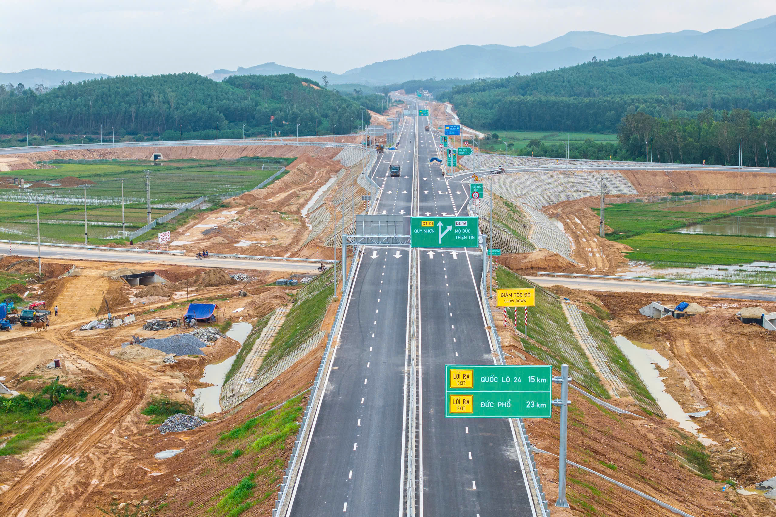 Cận cảnh tuyến cao tốc qua Quảng Ng&atilde;i, Gia Lai đưa v&agrave;o khai th&aacute;c trước tết Nguy&ecirc;n đ&aacute;n- Ảnh 4.