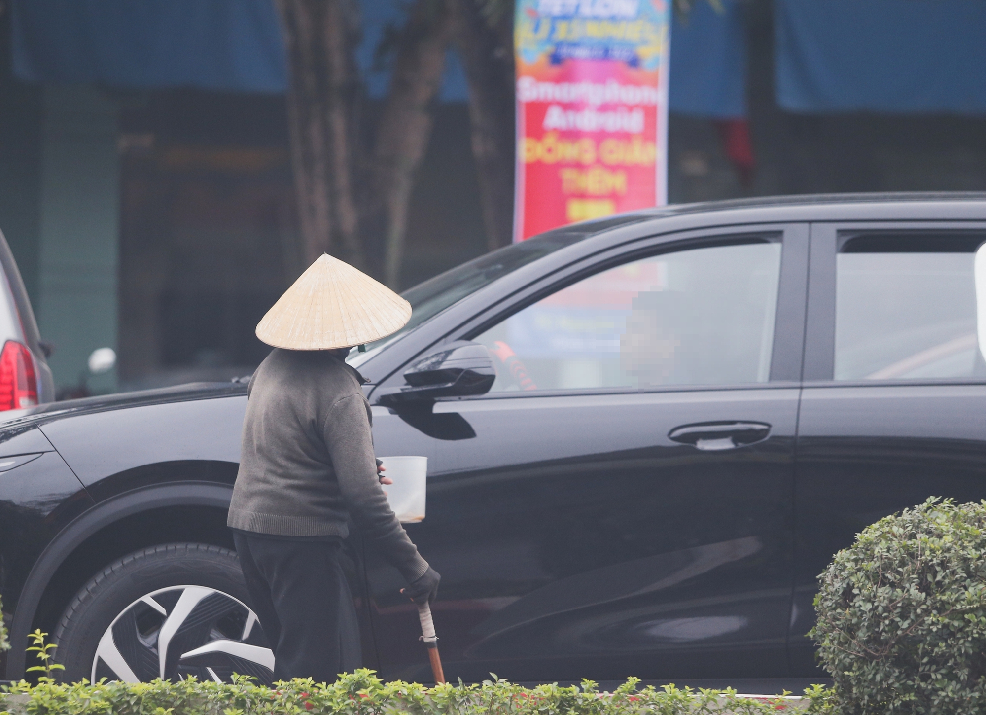Người ăn xin ngồi giữa đường ở th&agrave;nh phố Vinh g&acirc;y phản cảm, tiềm ẩn nguy cơ tai nạn- Ảnh 2.