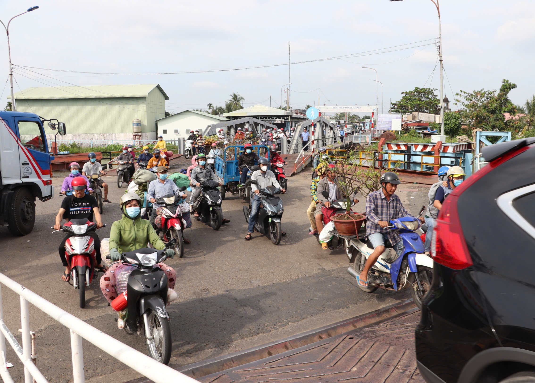 Huy động 19 ph&agrave; tải trọng lớn phục vụ người d&acirc;n tại c&aacute;c bến ph&agrave; miền T&acirc;y- Ảnh 1.