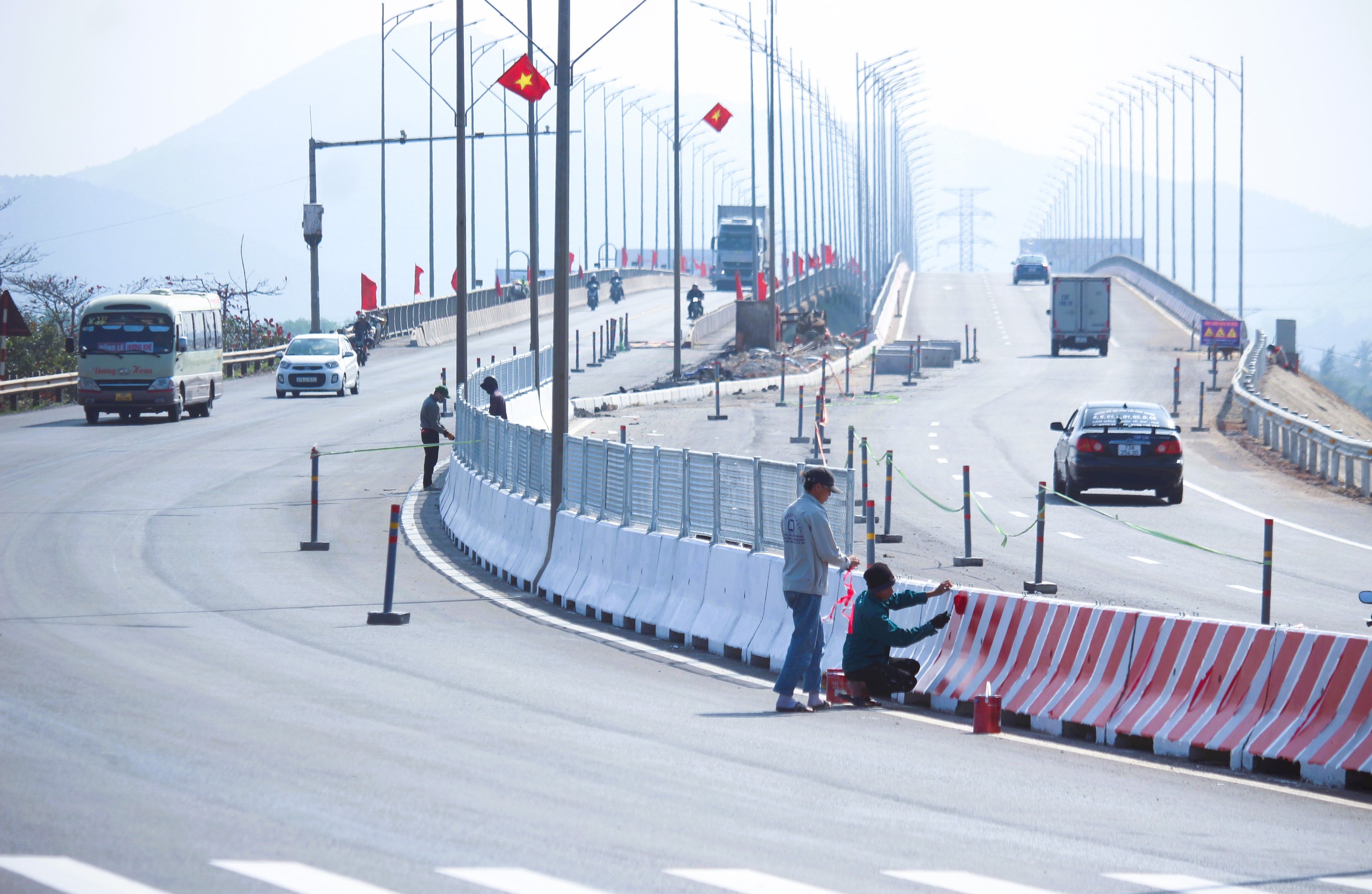 Ho&agrave;n th&agrave;nh mở rộng hai cầu tr&ecirc;n quốc lộ 1 qua Quảng Trị, x&oacute;a điểm nghẽn lưu th&ocirc;ng dịp Tết- Ảnh 13.