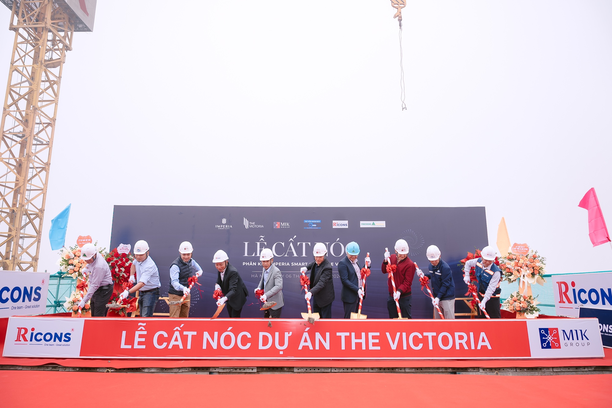 MIK Group chính thức cất nóc phân khu Imperia Smart City - The Victoria- Ảnh 1.