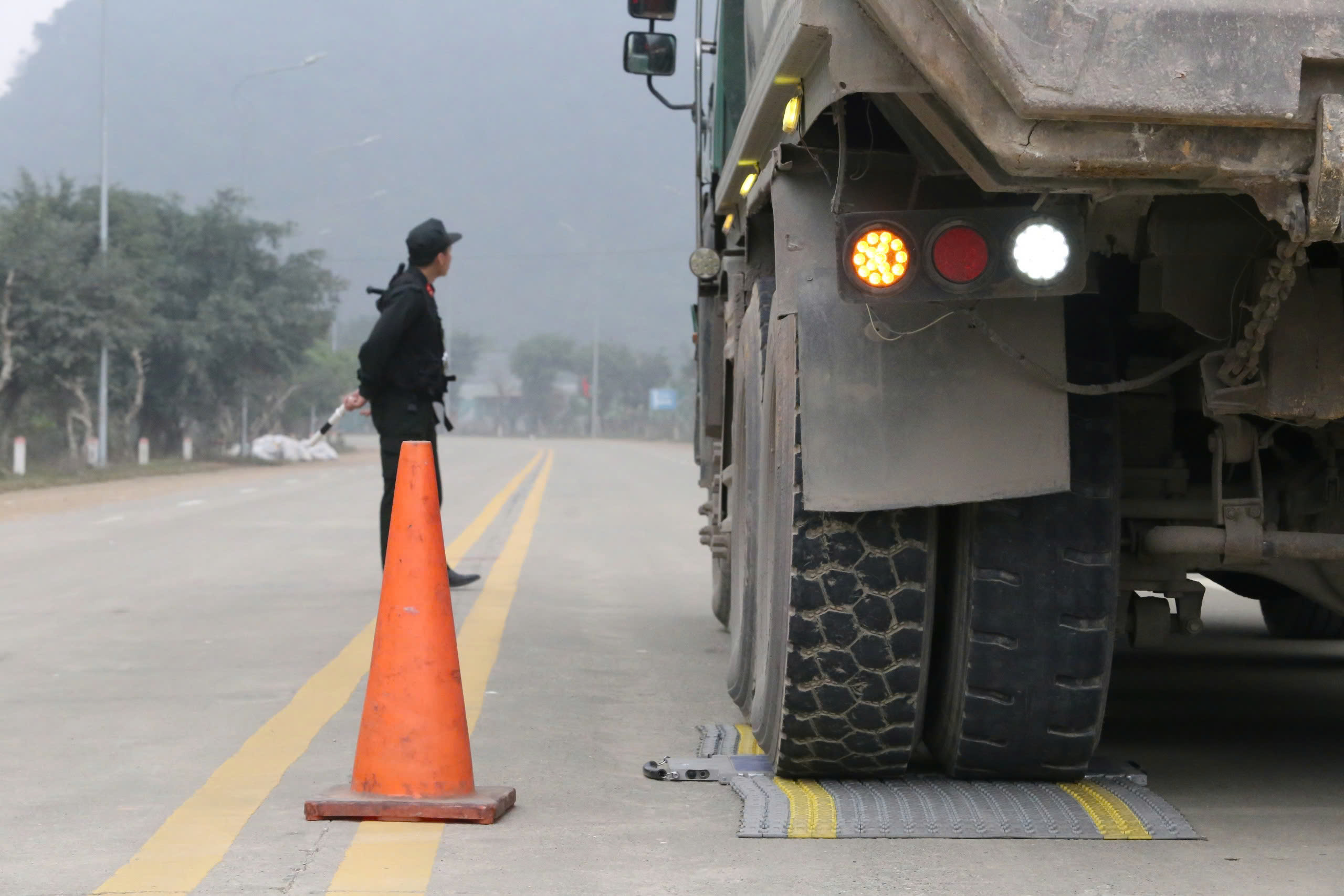 CSGT Ph&uacute; Thọ xử l&yacute; &ocirc; t&ocirc; cơi nới th&ugrave;ng, chở h&agrave;ng qu&aacute; tải- Ảnh 5.
