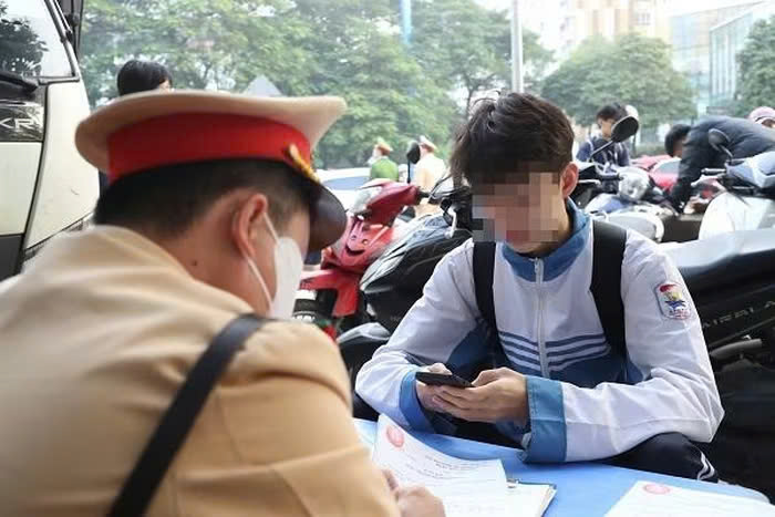 Học sinh đi xe máy gây tai nạn, ai chịu trách nhiệm?- Ảnh 2.
