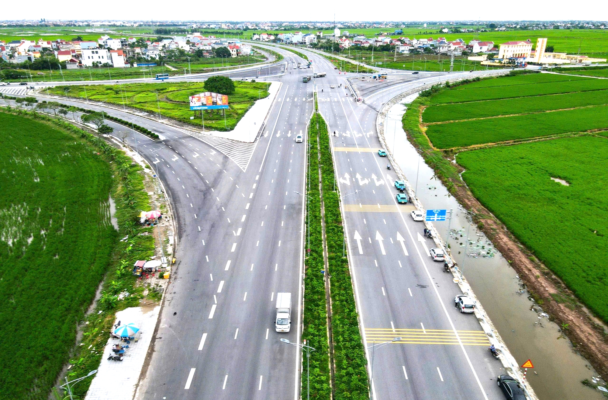 Ninh Bình: Tập trung triển khai các dự án trọng điểm và phát triển nhà ở xã hội- Ảnh 3.