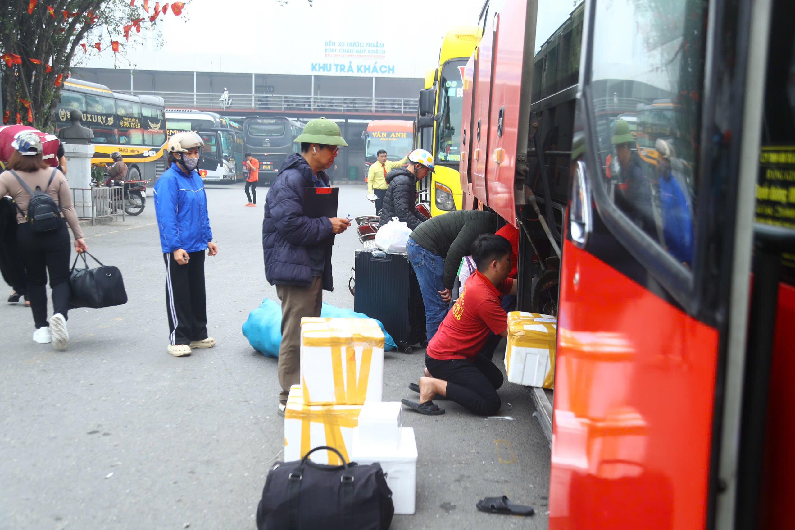 Cao điểm Tết cận kề, c&aacute;c bến xe Thủ đ&ocirc; tăng cường h&agrave;ng ngh&igrave;n lượt xe- Ảnh 8.