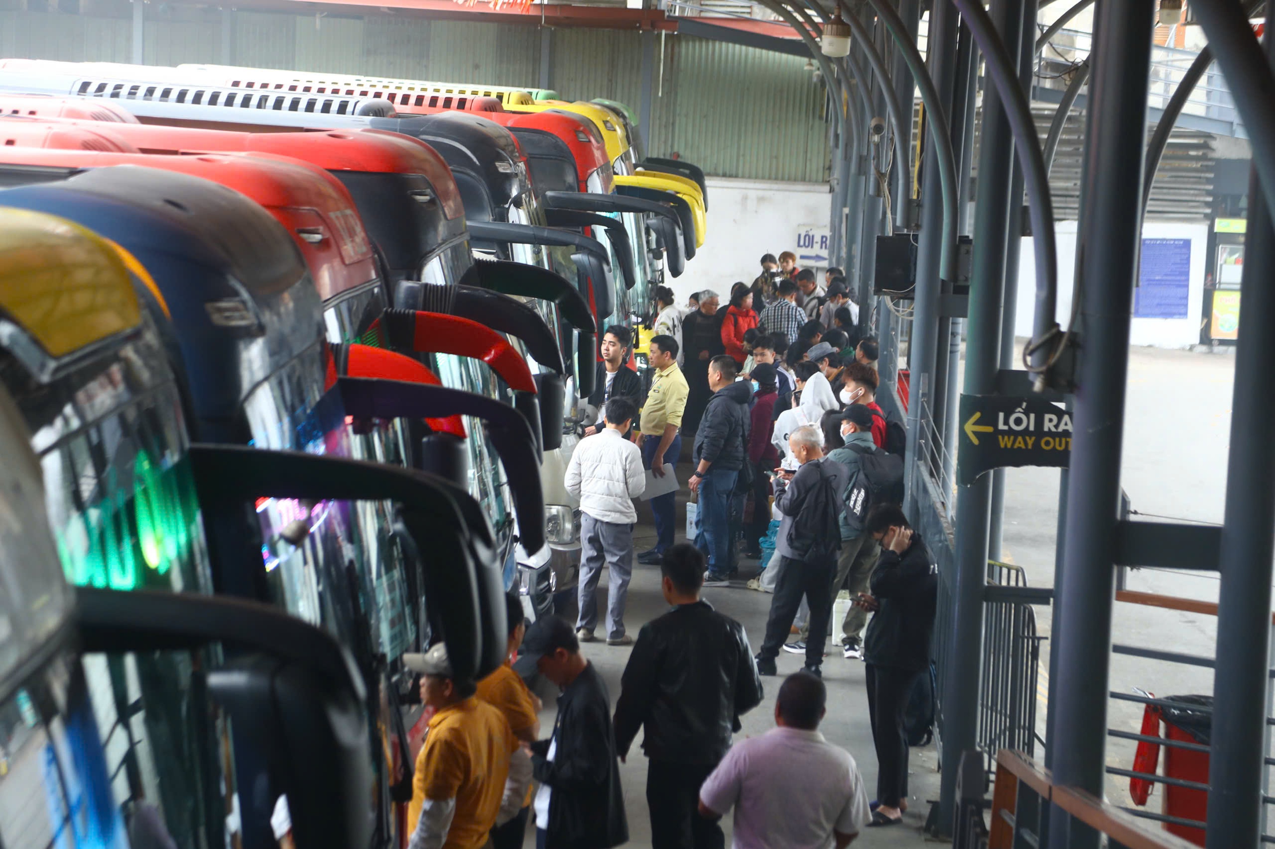 Cao điểm Tết cận kề, c&aacute;c bến xe Thủ đ&ocirc; tăng cường h&agrave;ng ngh&igrave;n lượt xe- Ảnh 7.