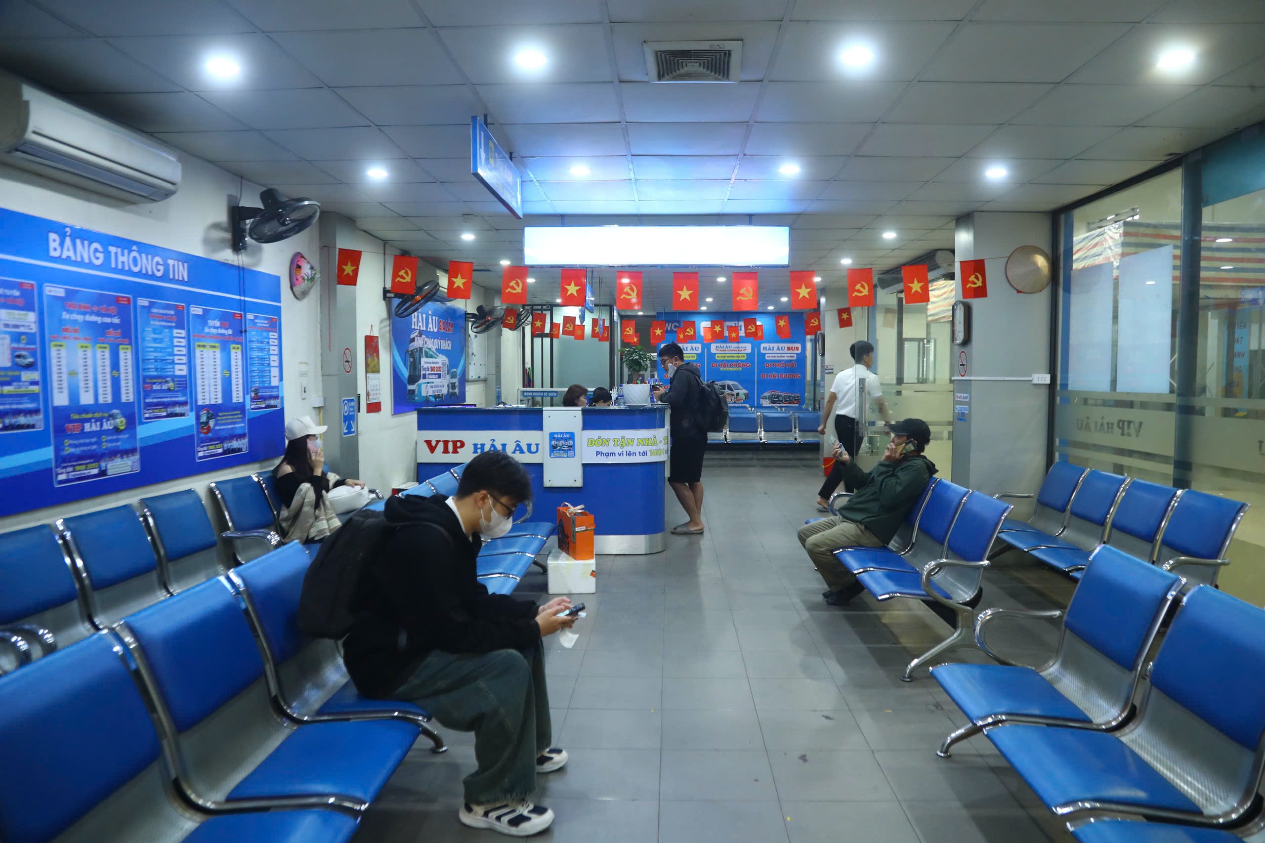 Cao điểm Tết cận kề, c&aacute;c bến xe Thủ đ&ocirc; tăng cường h&agrave;ng ngh&igrave;n lượt xe- Ảnh 11.