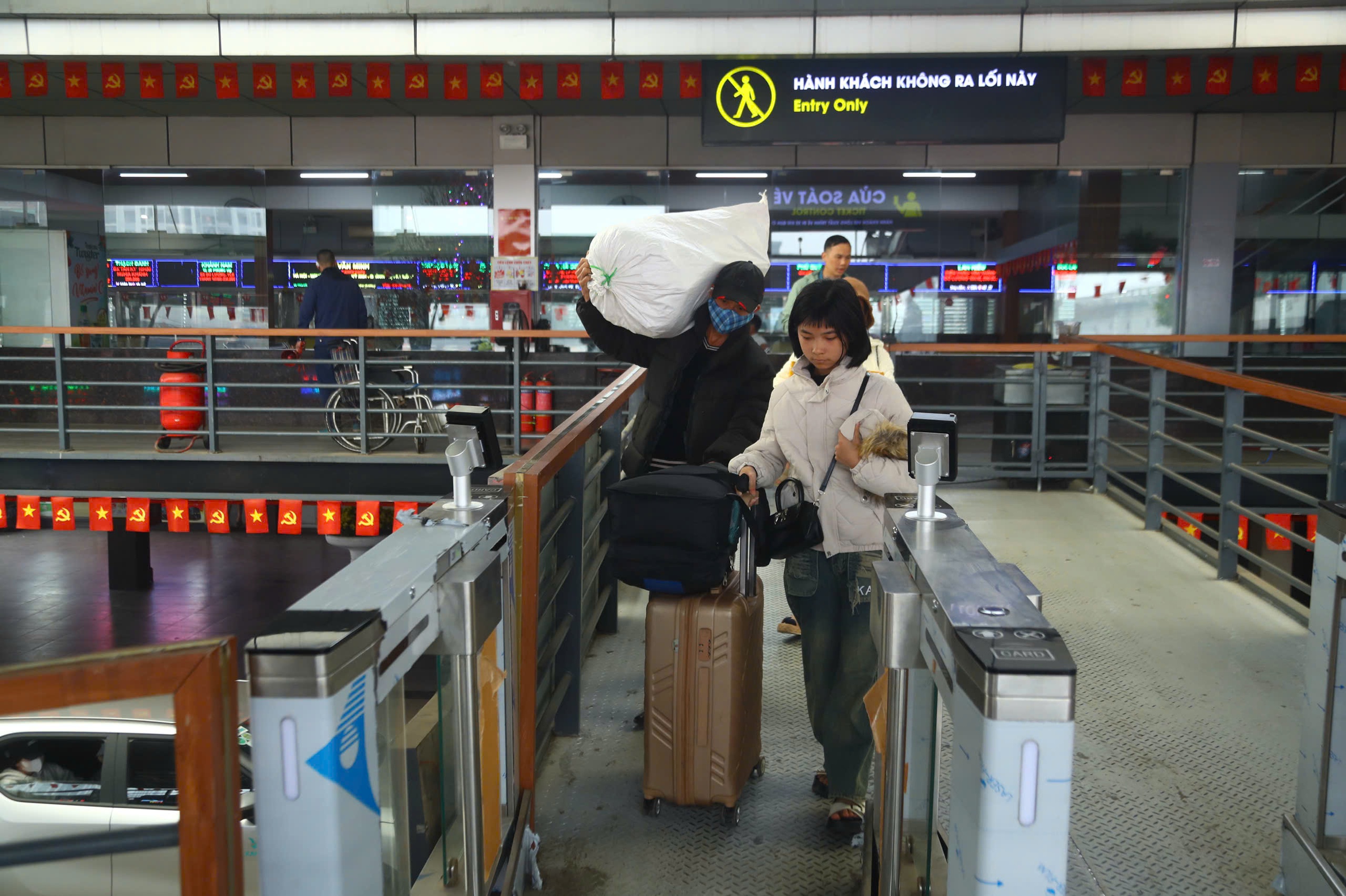 Cao điểm Tết cận kề, c&aacute;c bến xe Thủ đ&ocirc; tăng cường h&agrave;ng ngh&igrave;n lượt xe- Ảnh 6.