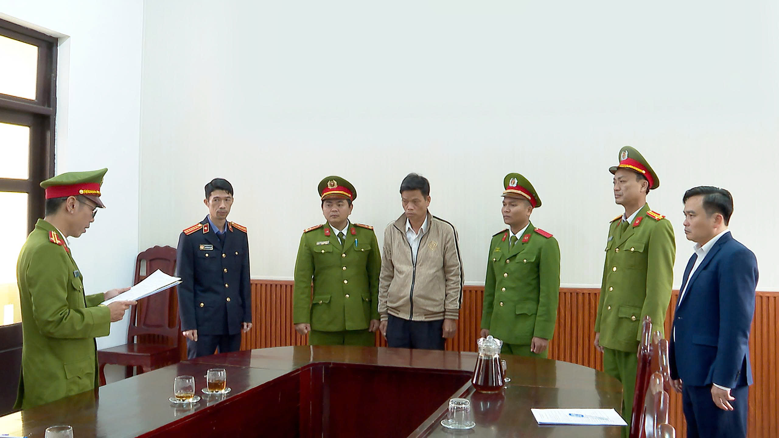 Một c&aacute;n bộ địa ch&iacute;nh ở Huế bị bắt v&igrave; tự lập "phiếu lấy &yacute; kiến khu d&acirc;n cư"- Ảnh 1.