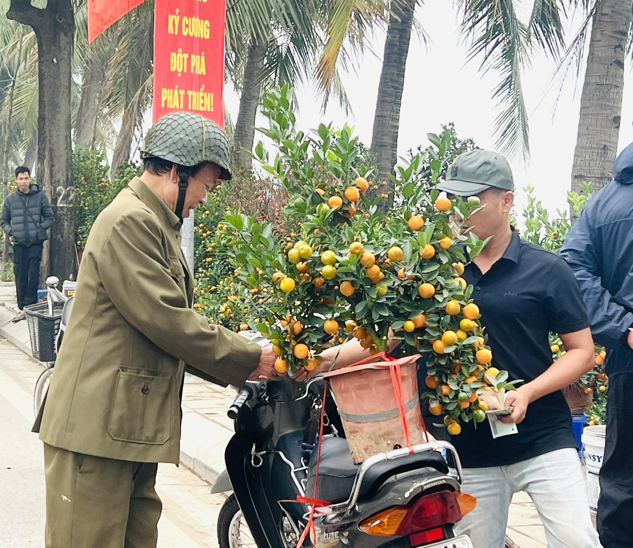 Vỉa h&egrave; H&agrave; Nội chật chội m&ugrave;a hoa Tết- Ảnh 3.