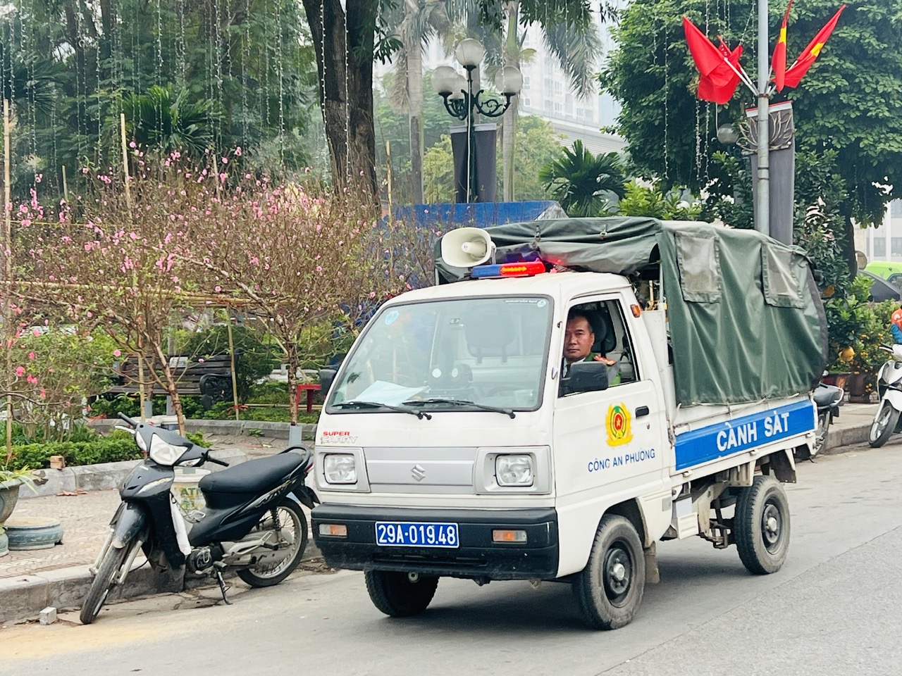 Vỉa h&egrave; H&agrave; Nội chật chội m&ugrave;a hoa Tết- Ảnh 8.