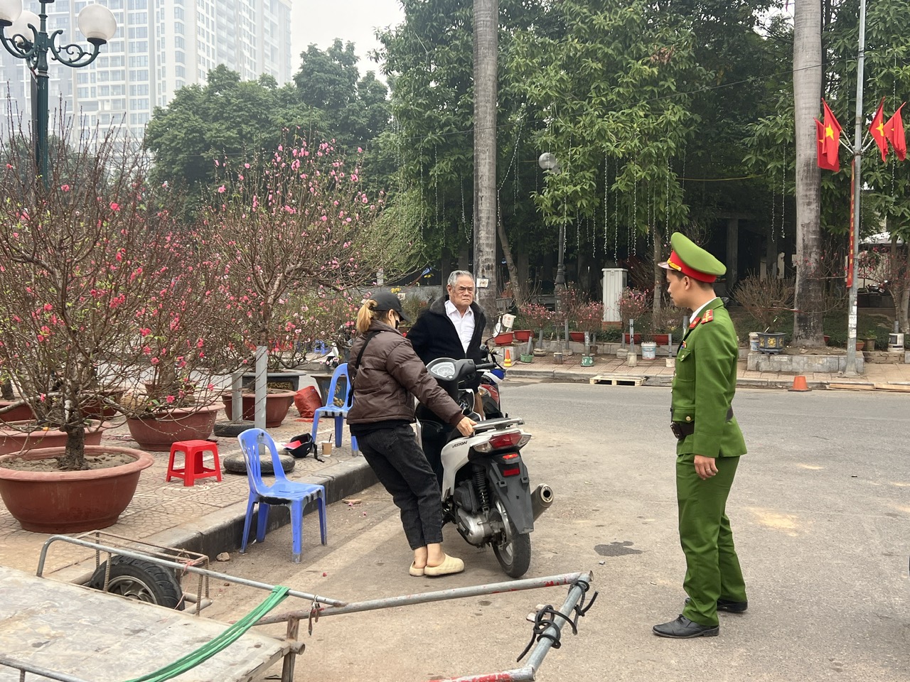 Vỉa h&egrave; H&agrave; Nội chật chội m&ugrave;a hoa Tết- Ảnh 7.