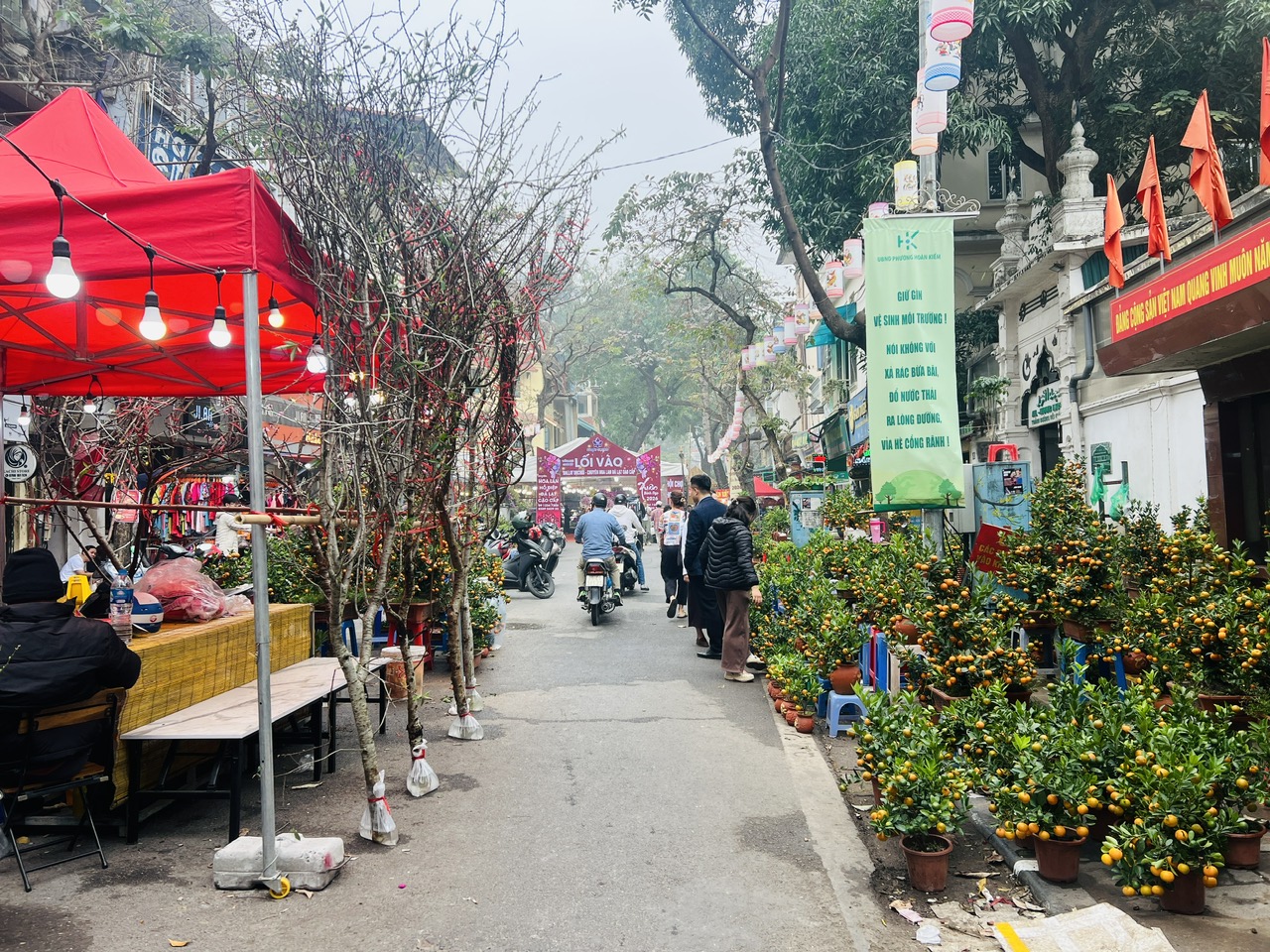 Vỉa h&egrave; H&agrave; Nội chật chội m&ugrave;a hoa Tết- Ảnh 13.