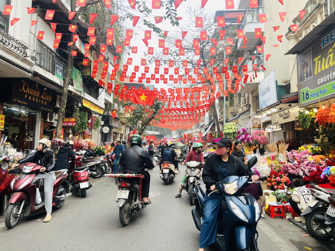 Vỉa h&egrave; H&agrave; Nội chật chội m&ugrave;a hoa Tết- Ảnh 16.