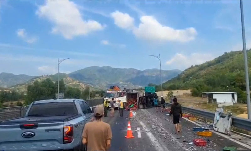 Hiện trường vụ tai nạn li&ecirc;n ho&agrave;n tr&ecirc;n cao tốc Cam L&acirc;m - Vĩnh Hảo.